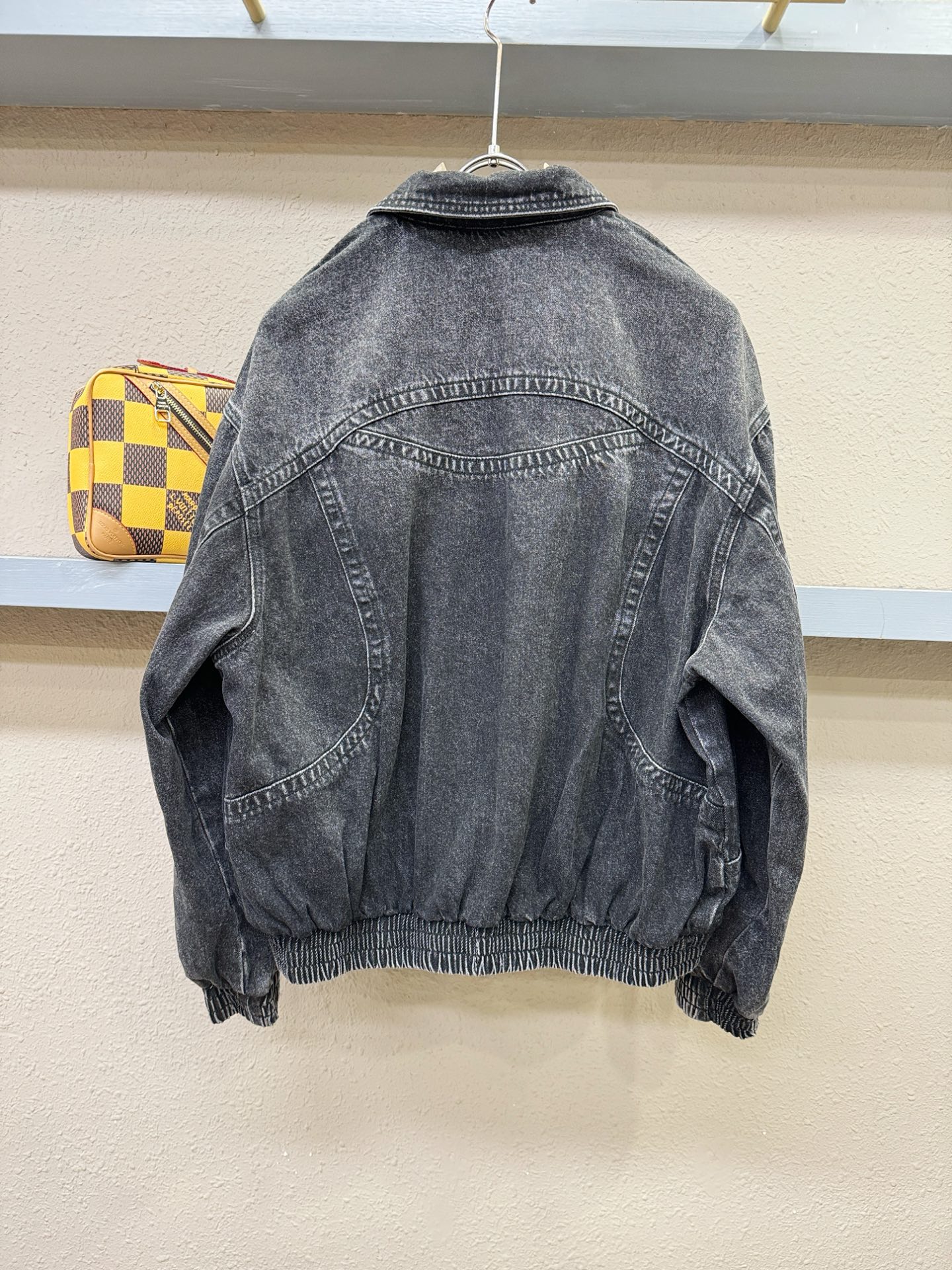 LV路易威登 2025新品男女同款牛仔外套，时装圈人气极为火热的单品，是时尚大咖们最炙手可热扭造型的必入