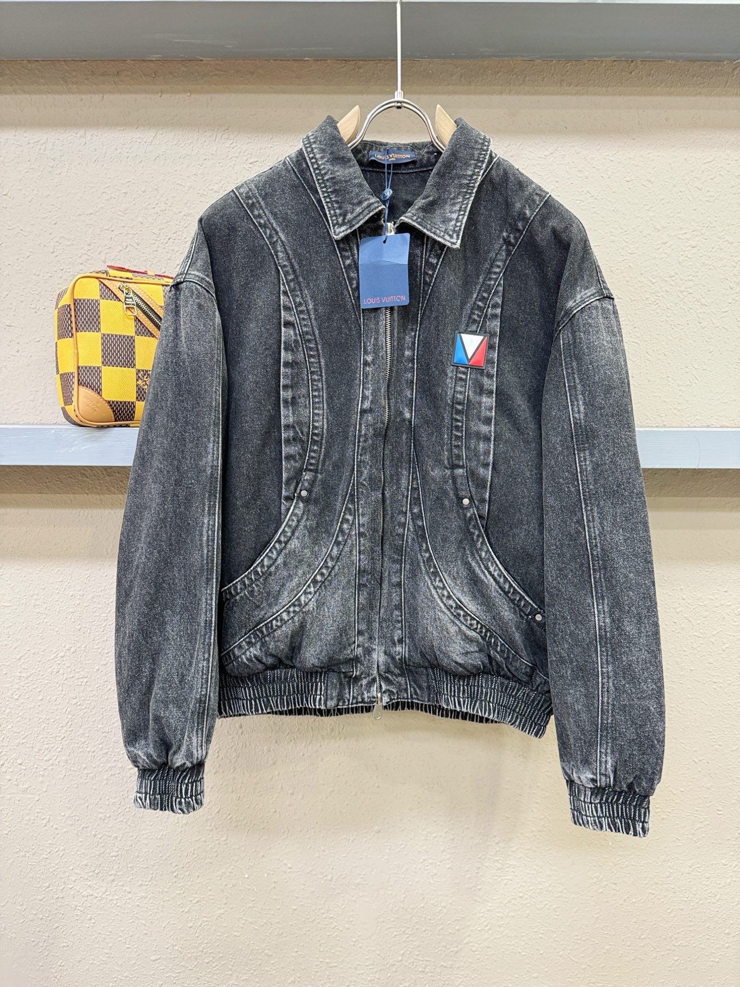 LV路易威登 2025新品男女同款牛仔外套，时装圈人气极为火热的单品，是时尚大咖们最炙手可热扭造型的必入