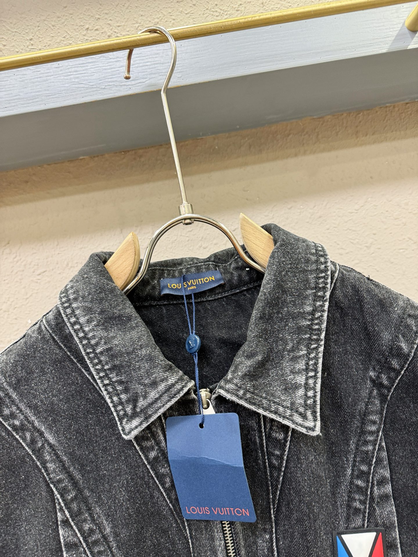 LV路易威登 2025新品男女同款牛仔外套，时装圈人气极为火热的单品，是时尚大咖们最炙手可热扭造型的必入