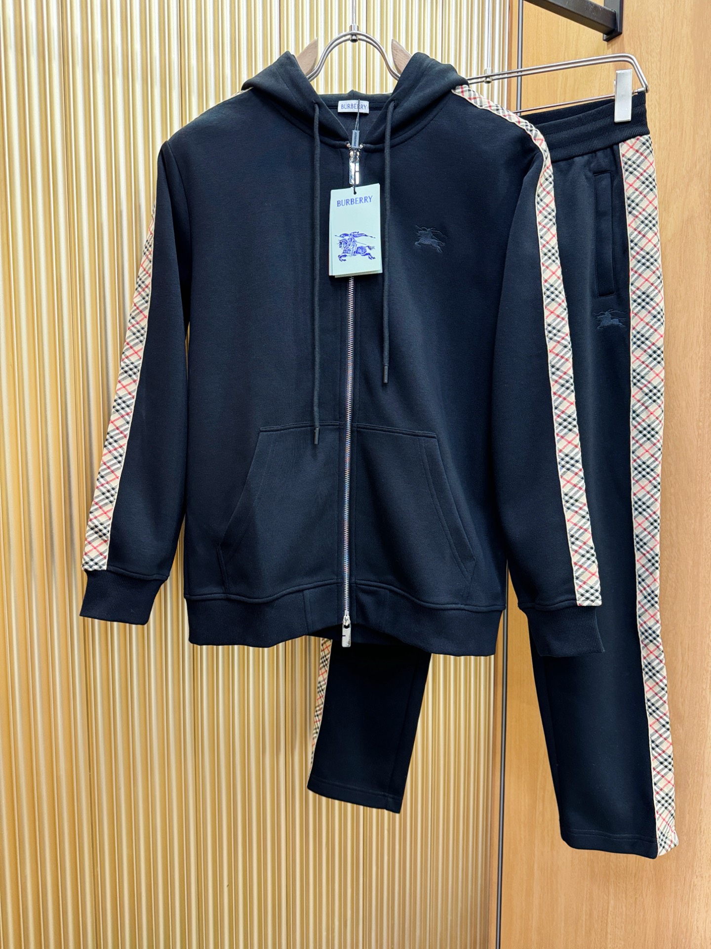 套装BURBERRY巴宝莉 2025秋季新款休闲套装，细节精致高级，高级感满满。定制高端面料，上身挺括有