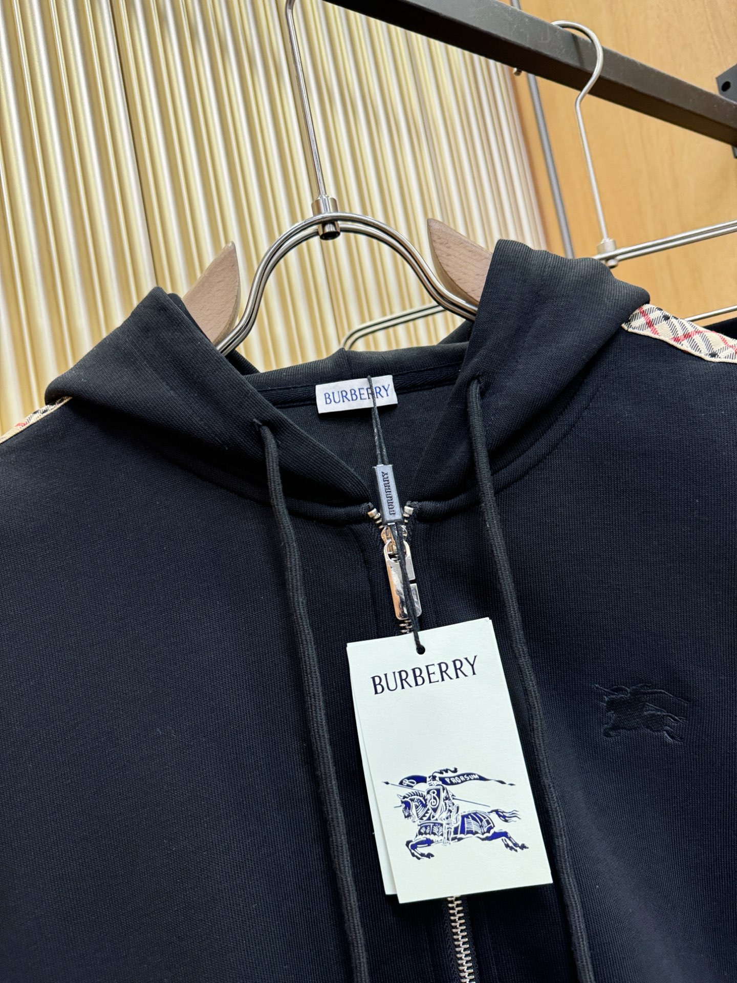 套装BURBERRY巴宝莉 2025秋季新款休闲套装，细节精致高级，高级感满满。定制高端面料，上身挺括有