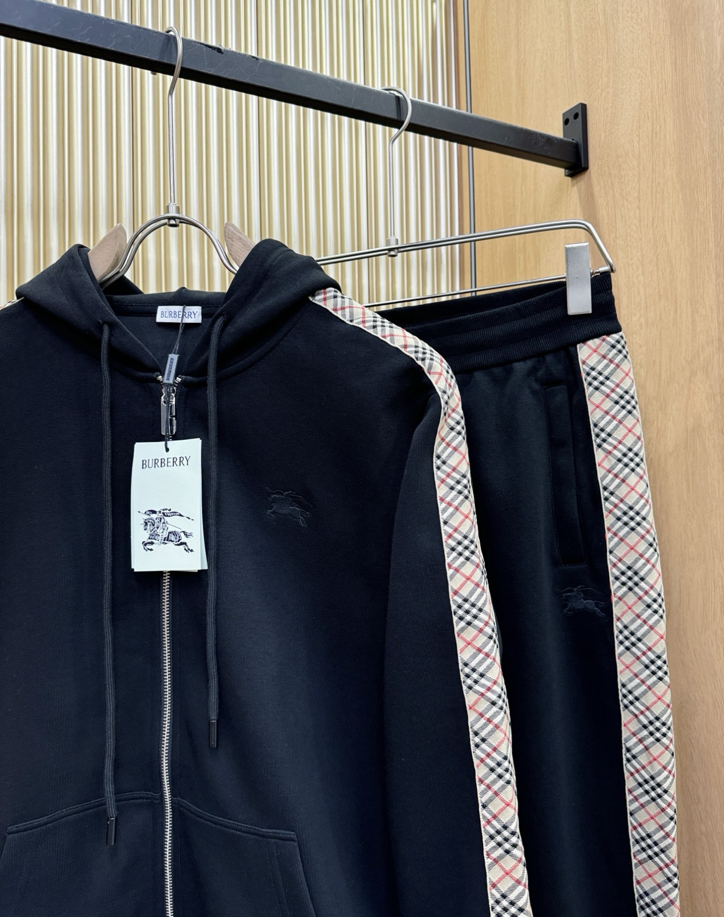 套装BURBERRY巴宝莉 2025秋季新款休闲套装，细节精致高级，高级感满满。定制高端面料，上身挺括有