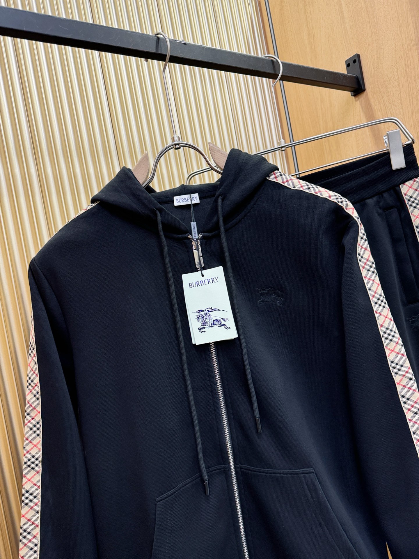 套装BURBERRY巴宝莉 2025秋季新款休闲套装，细节精致高级，高级感满满。定制高端面料，上身挺括有