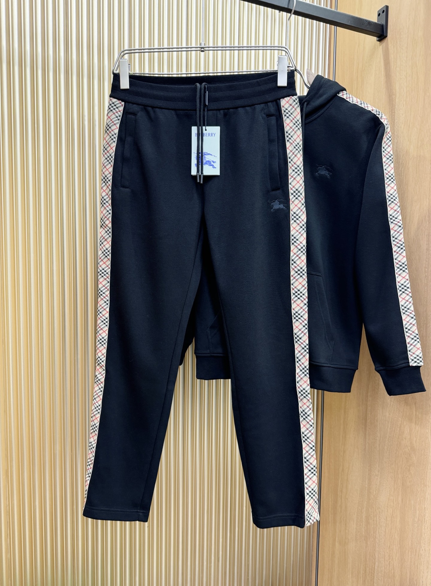 套装BURBERRY巴宝莉 2025秋季新款休闲套装，细节精致高级，高级感满满。定制高端面料，上身挺括有