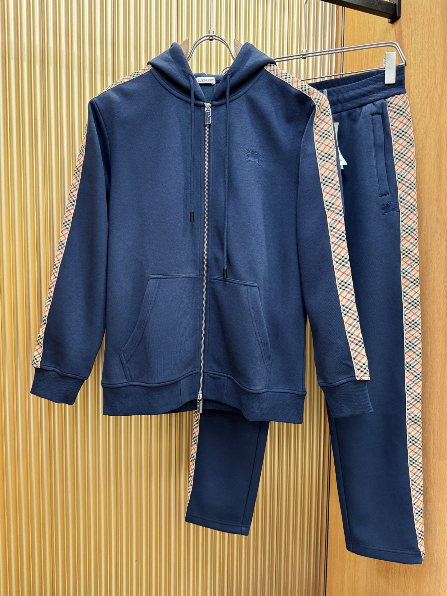 套装BURBERRY巴宝莉 2025秋季新款休闲套装，细节精致高级，高级感满满。定制高端面料，上身挺括有