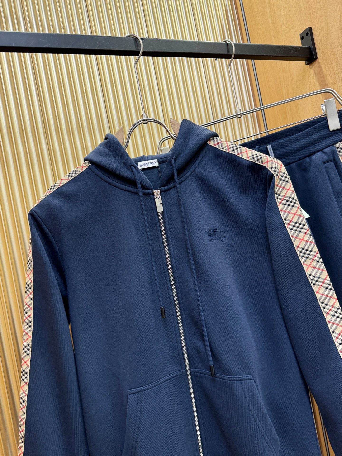 套装BURBERRY巴宝莉 2025秋季新款休闲套装，细节精致高级，高级感满满。定制高端面料，上身挺括有