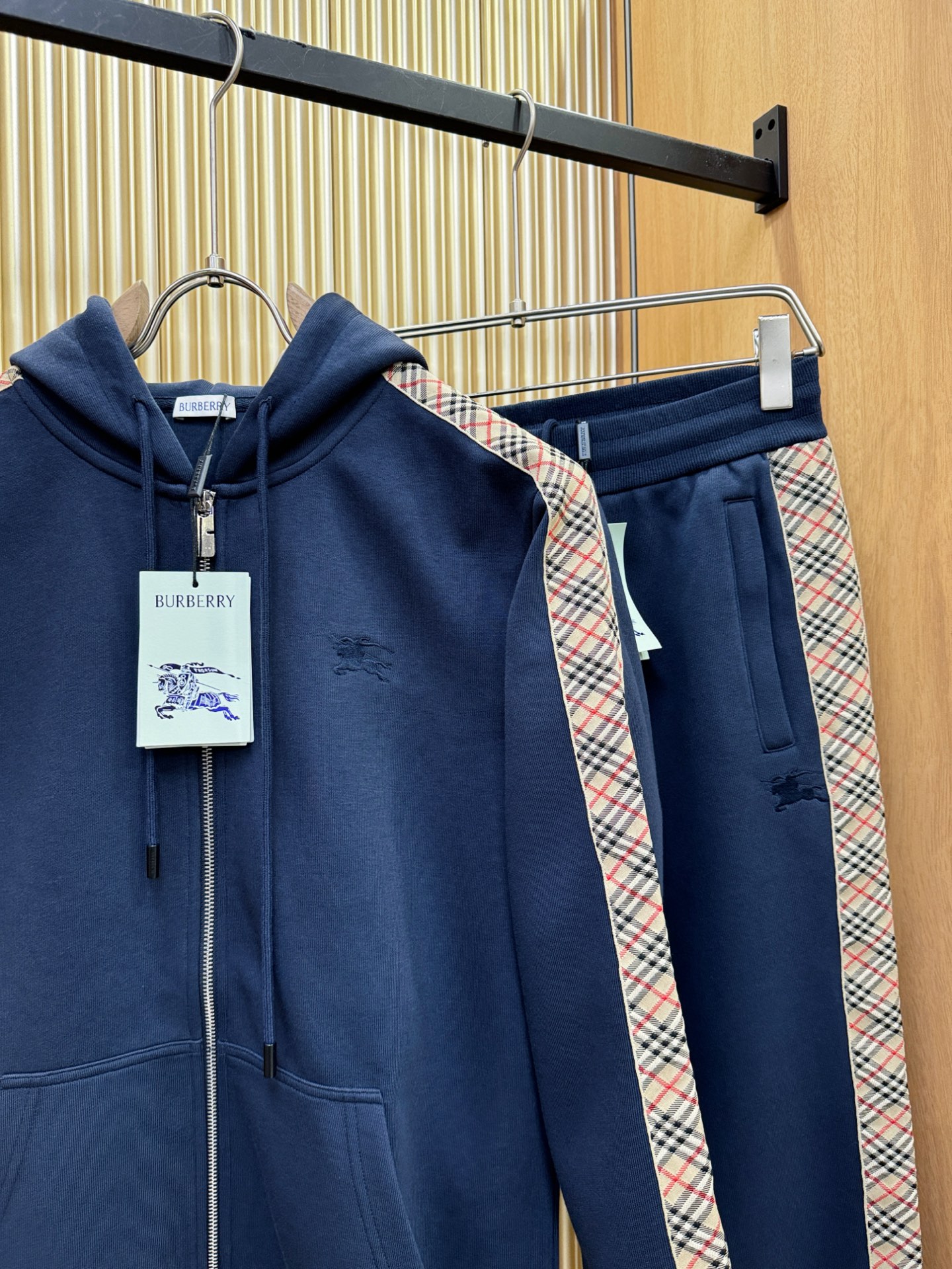 套装BURBERRY巴宝莉 2025秋季新款休闲套装，细节精致高级，高级感满满。定制高端面料，上身挺括有