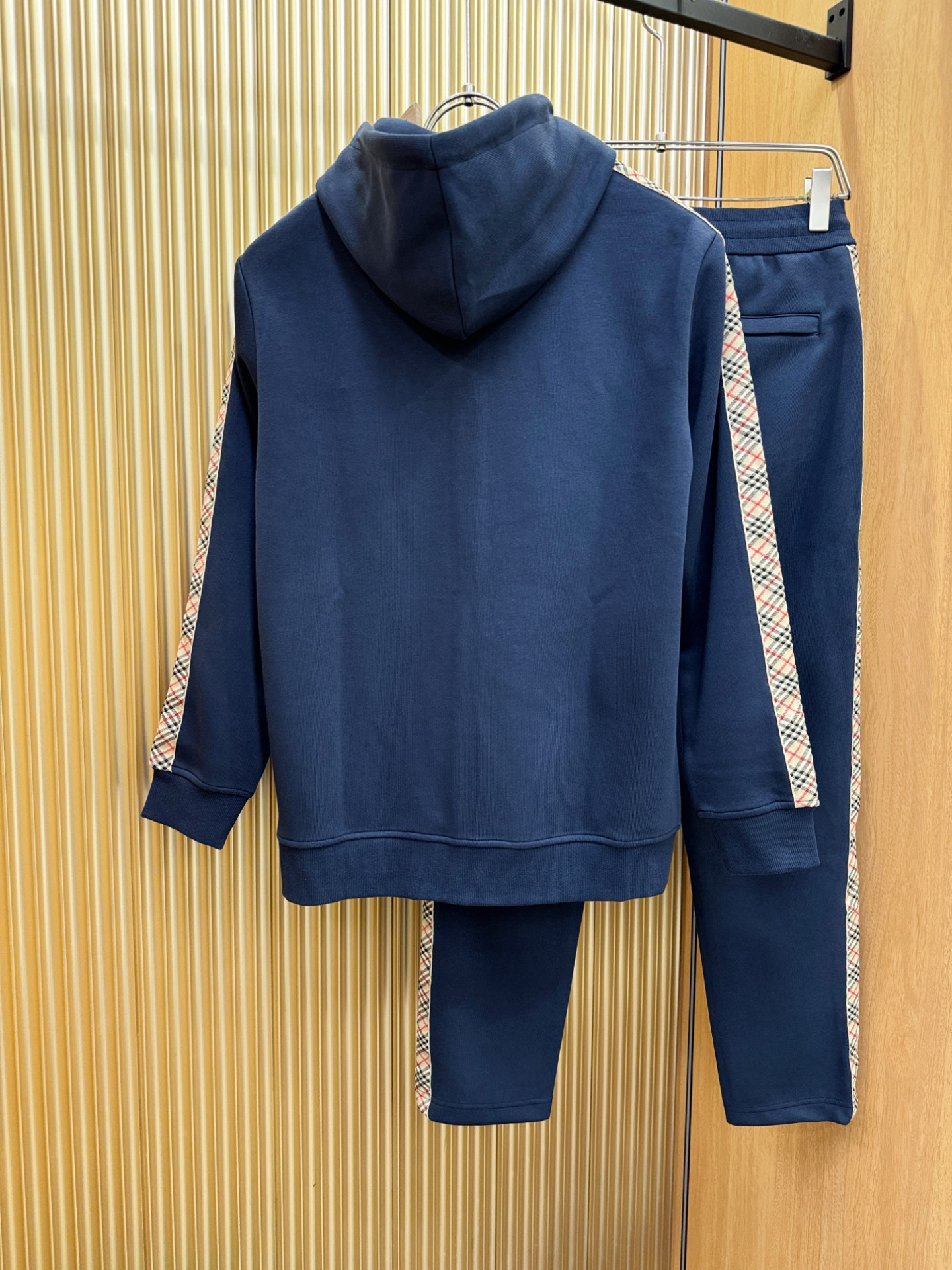 套装BURBERRY巴宝莉 2025秋季新款休闲套装，细节精致高级，高级感满满。定制高端面料，上身挺括有