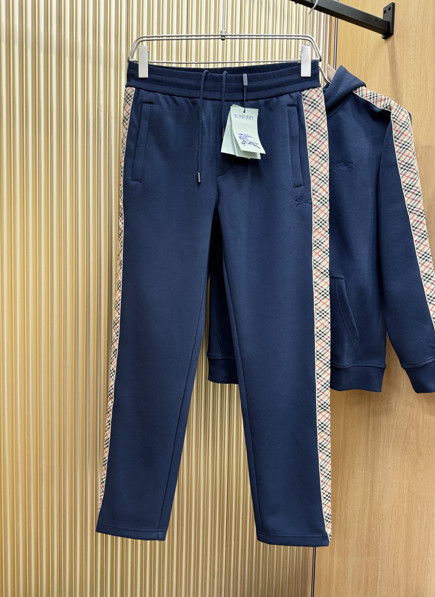 套装BURBERRY巴宝莉 2025秋季新款休闲套装，细节精致高级，高级感满满。定制高端面料，上身挺括有