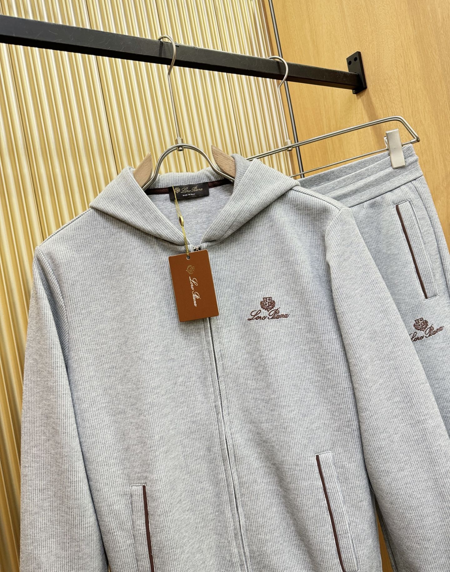 套装Loro Piana诺悠翩雅 2025秋季新款休闲套装，细节精致高级，高级感满满。定制高端面料，上身
