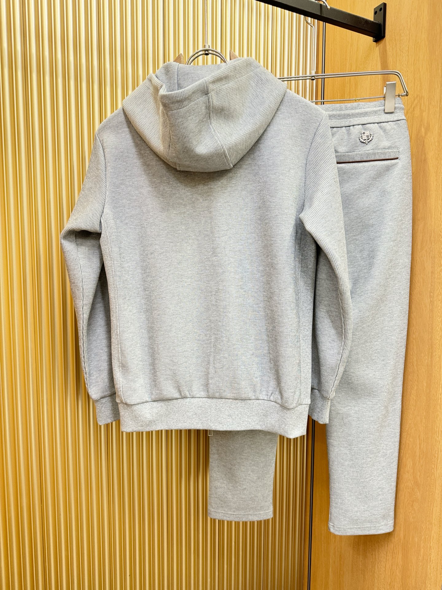 套装Loro Piana诺悠翩雅 2025秋季新款休闲套装，细节精致高级，高级感满满。定制高端面料，上身