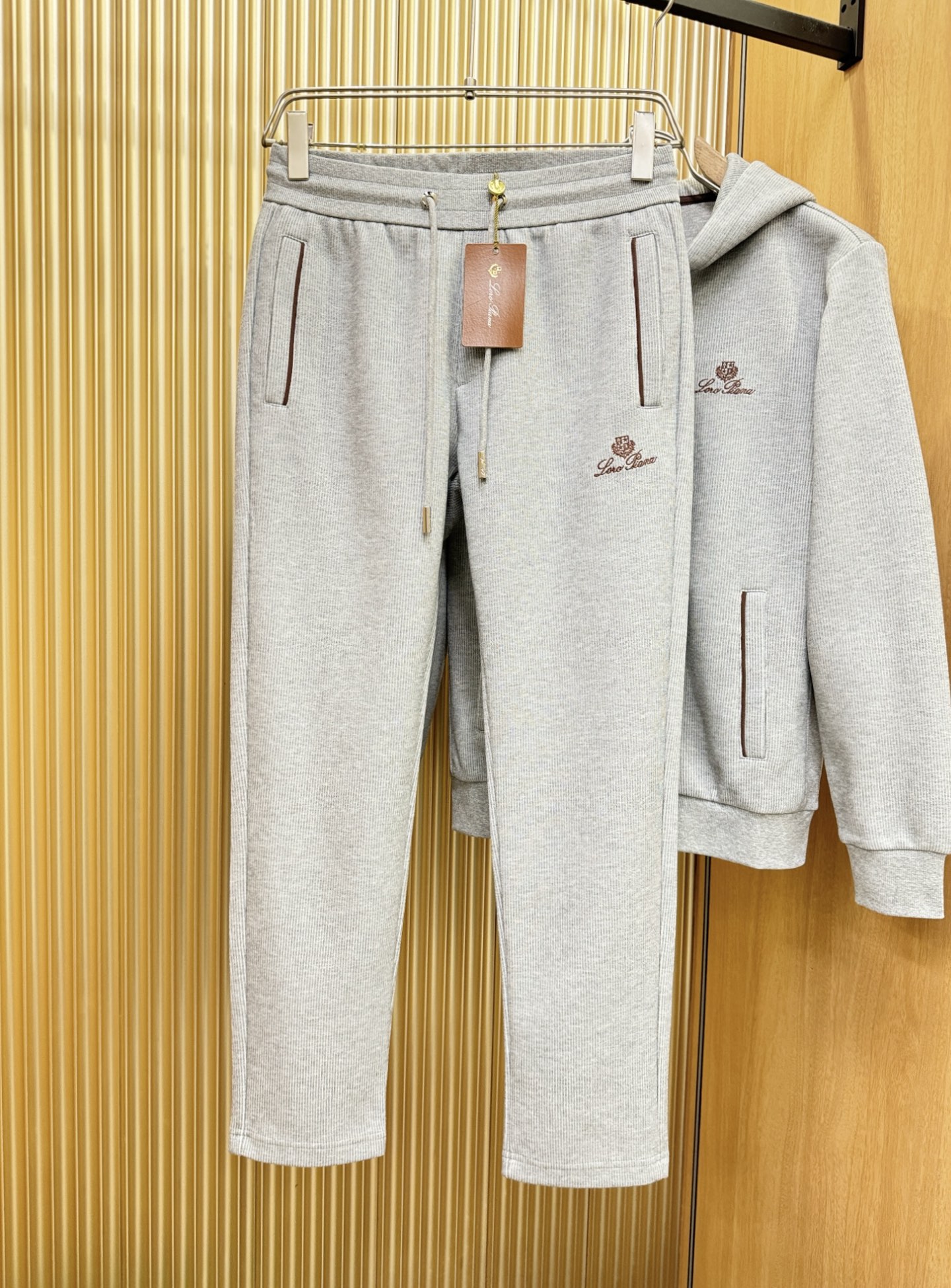 套装Loro Piana诺悠翩雅 2025秋季新款休闲套装，细节精致高级，高级感满满。定制高端面料，上身