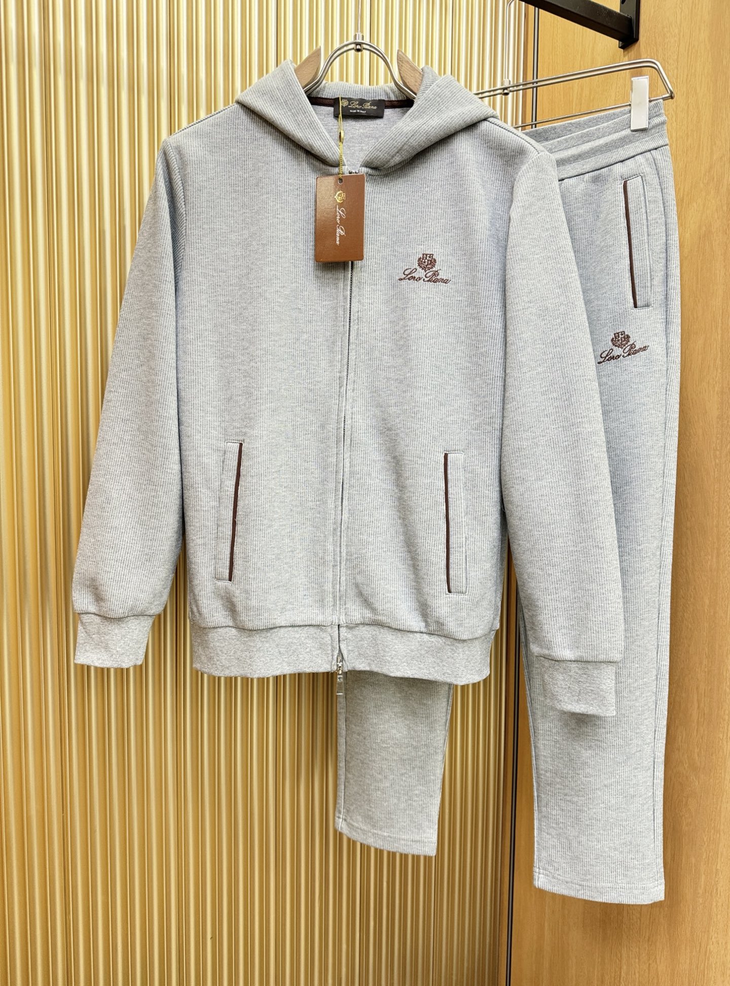 套装Loro Piana诺悠翩雅 2025秋季新款休闲套装，细节精致高级，高级感满满。定制高端面料，上身