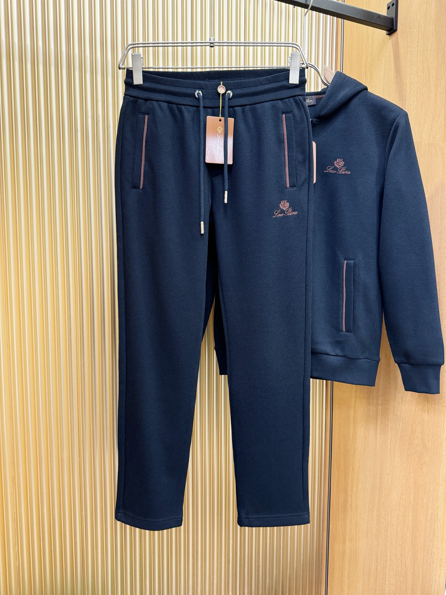 套装Loro Piana诺悠翩雅 2025秋季新款休闲套装，细节精致高级，高级感满满。定制高端面料，上身