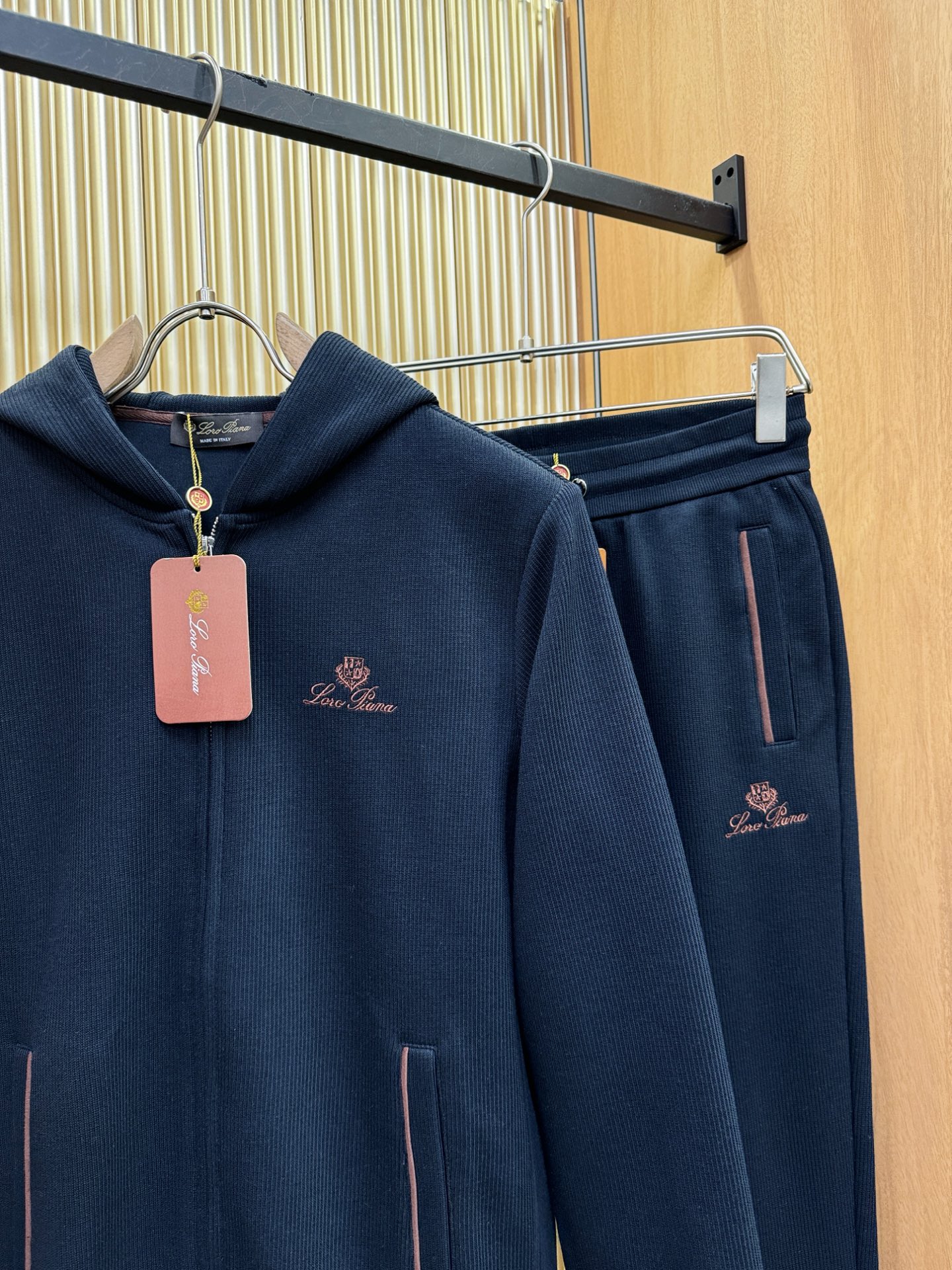 套装Loro Piana诺悠翩雅 2025秋季新款休闲套装，细节精致高级，高级感满满。定制高端面料，上身