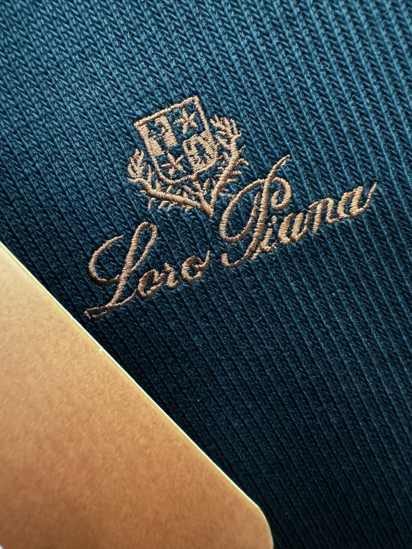 套装Loro Piana诺悠翩雅 2025秋季新款休闲套装，细节精致高级，高级感满满。定制高端面料，上身