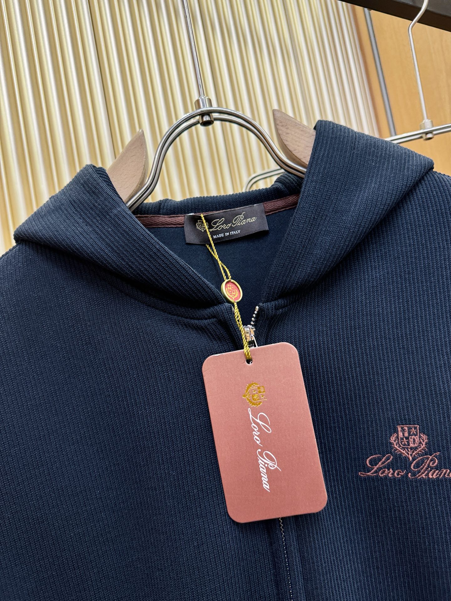 套装Loro Piana诺悠翩雅 2025秋季新款休闲套装，细节精致高级，高级感满满。定制高端面料，上身