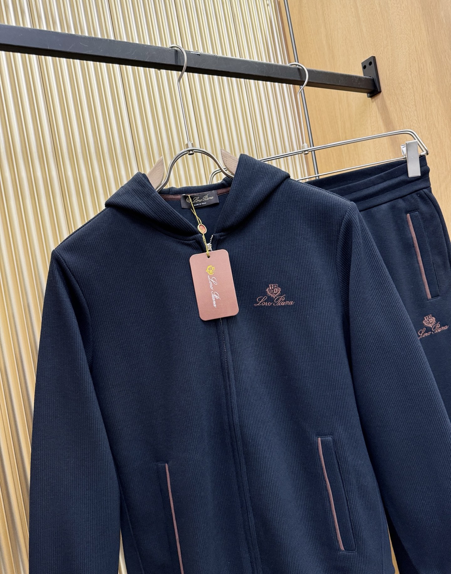 套装Loro Piana诺悠翩雅 2025秋季新款休闲套装，细节精致高级，高级感满满。定制高端面料，上身