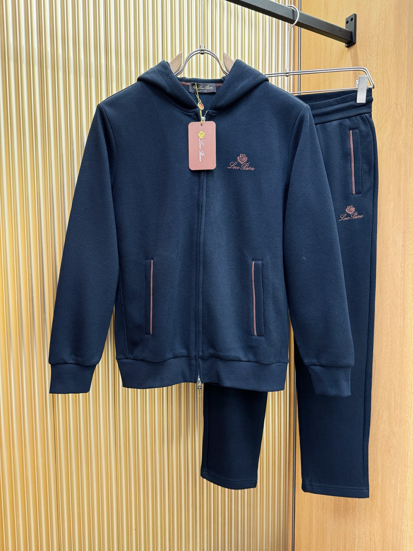 套装Loro Piana诺悠翩雅 2025秋季新款休闲套装，细节精致高级，高级感满满。定制高端面料，上身