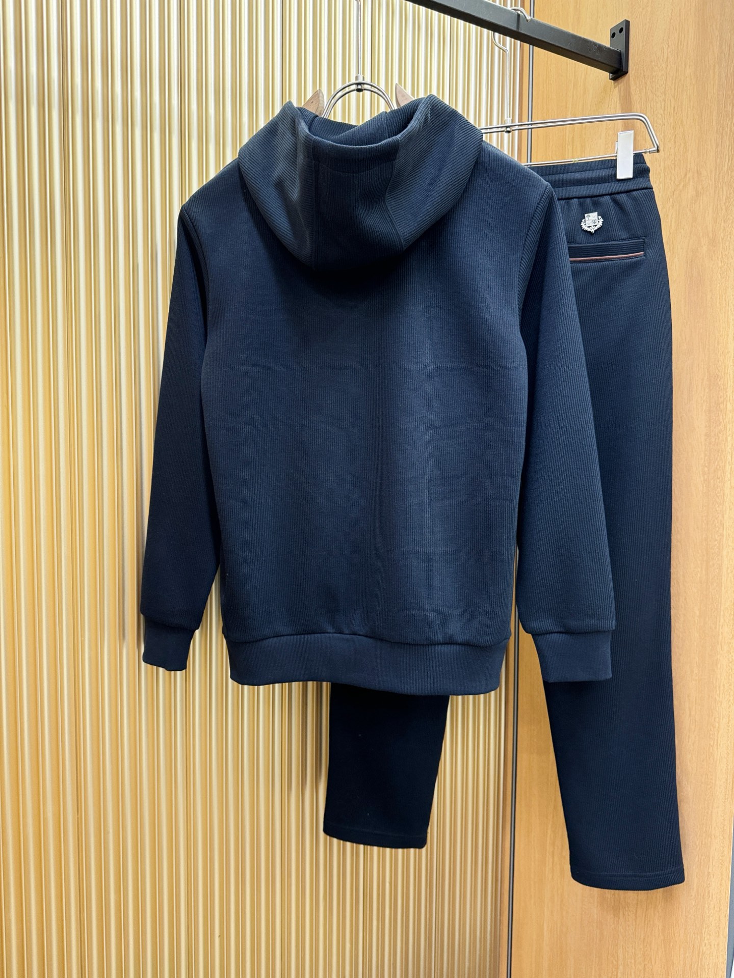 套装Loro Piana诺悠翩雅 2025秋季新款休闲套装，细节精致高级，高级感满满。定制高端面料，上身