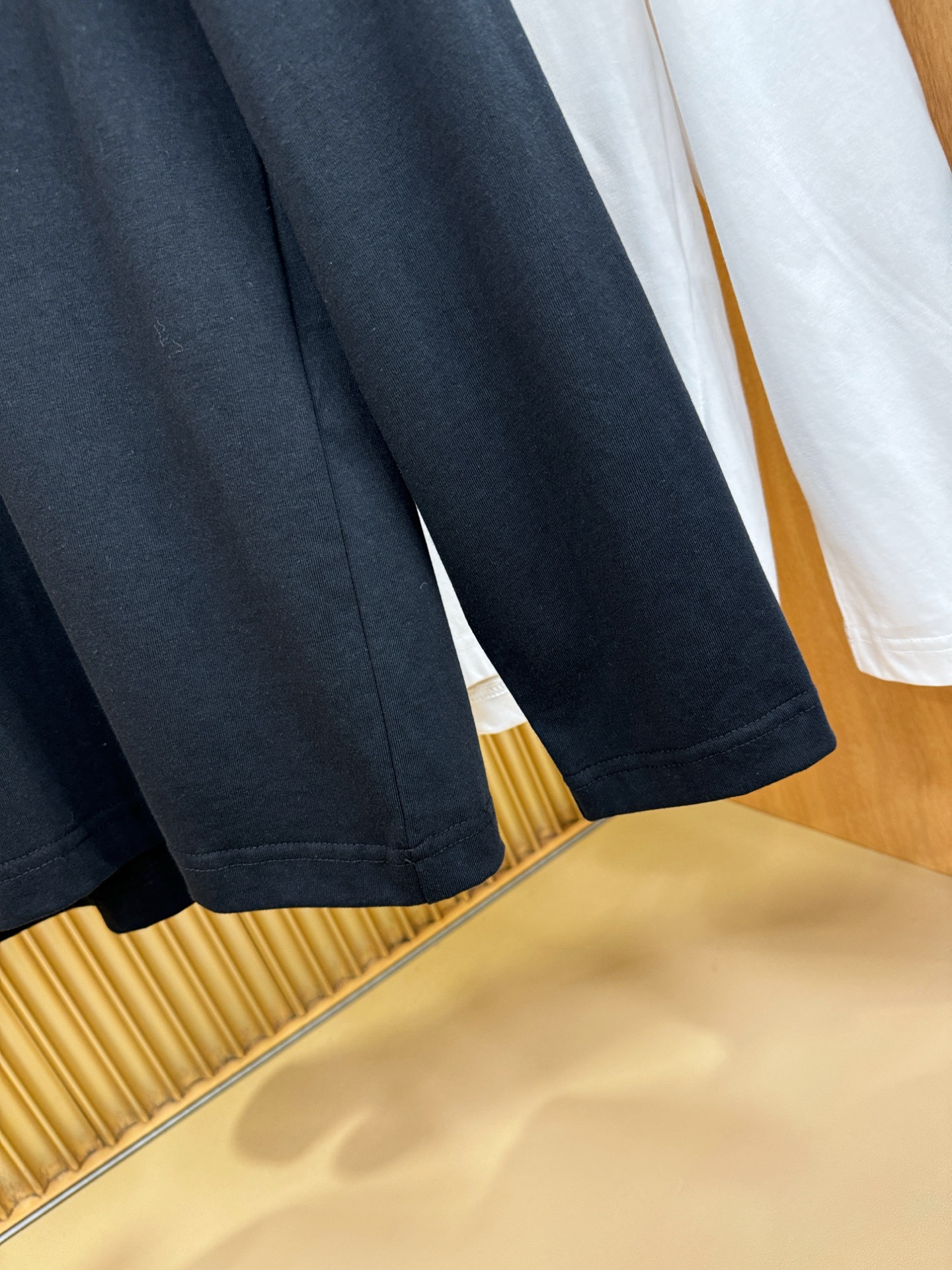 LOEWE罗意威 2025ss秋冬新品 长袖T恤，经典Logo设计，百搭款 官网同步发售 定制面料，柔软