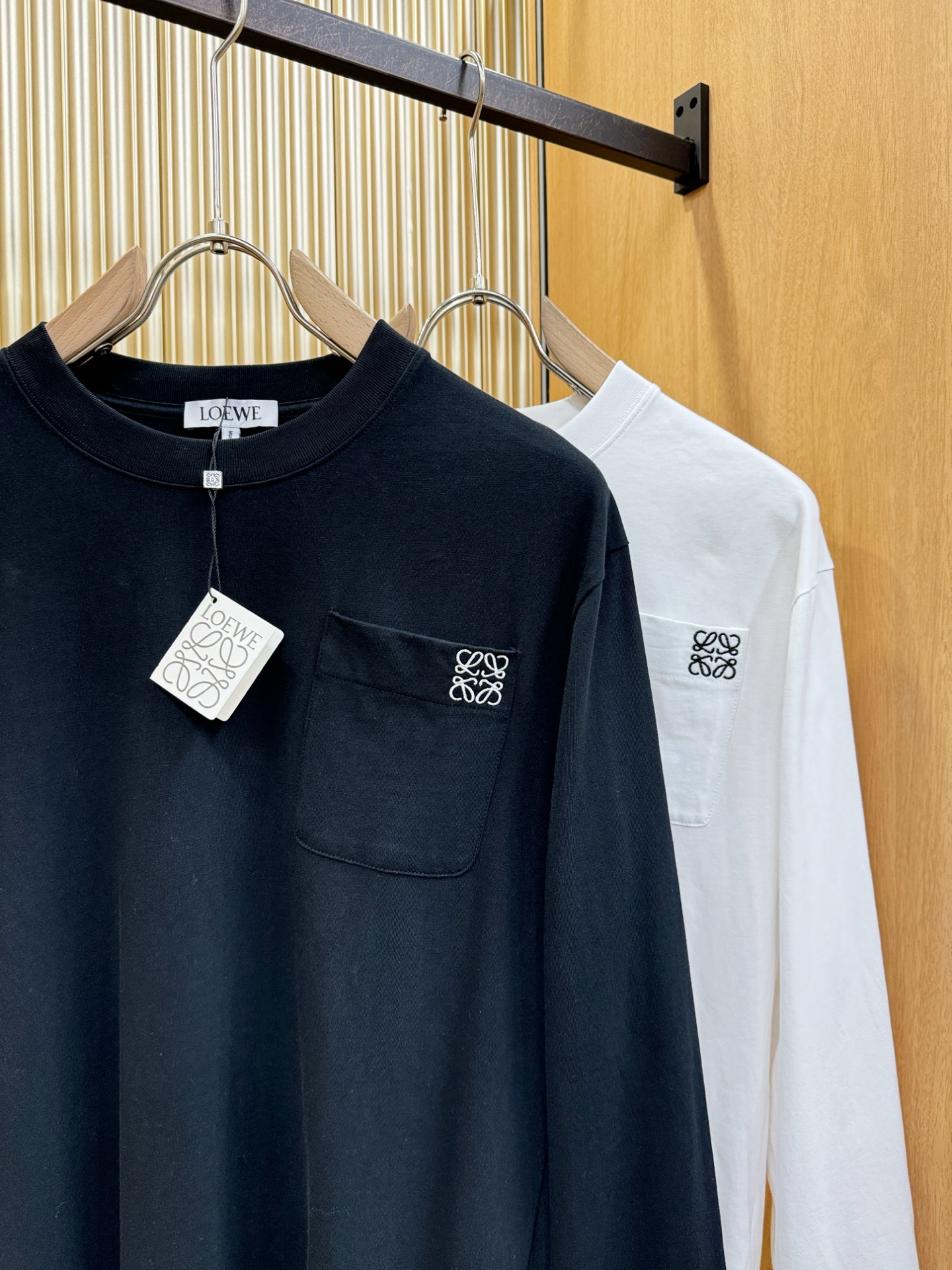 LOEWE罗意威 2025ss秋冬新品 长袖T恤，经典Logo设计，百搭款 官网同步发售 定制面料，柔软