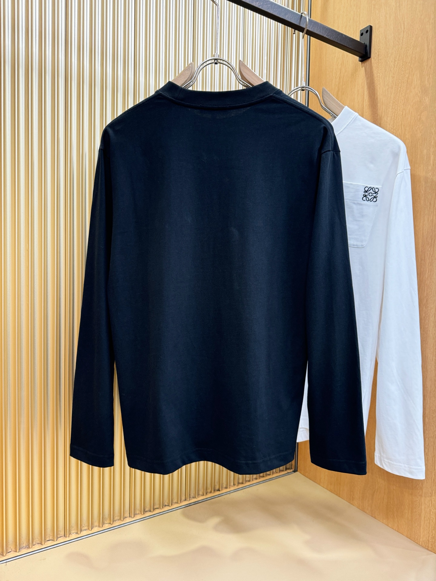 LOEWE罗意威 2025ss秋冬新品 长袖T恤，经典Logo设计，百搭款 官网同步发售 定制面料，柔软