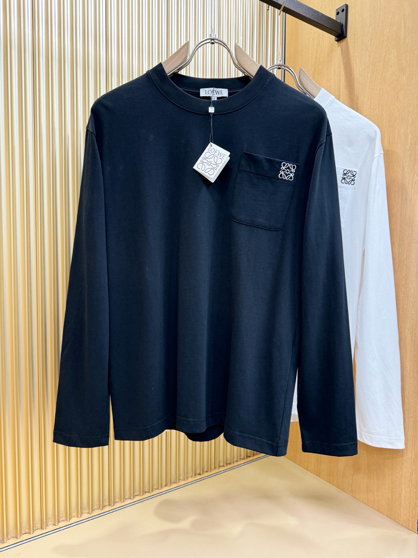 LOEWE罗意威 2025ss秋冬新品 长袖T恤，经典Logo设计，百搭款 官网同步发售 定制面料，柔软