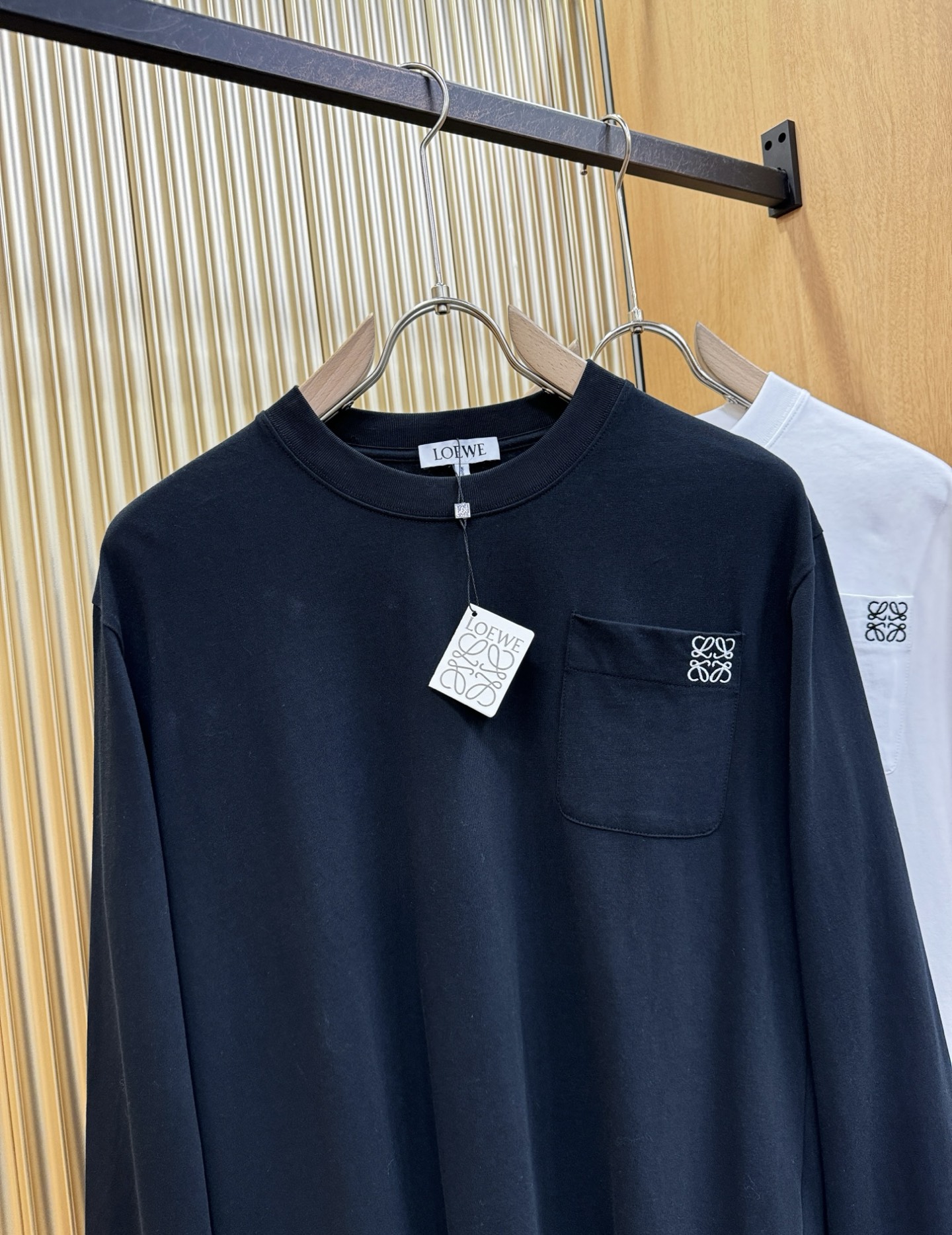 LOEWE罗意威 2025ss秋冬新品 长袖T恤，经典Logo设计，百搭款 官网同步发售 定制面料，柔软