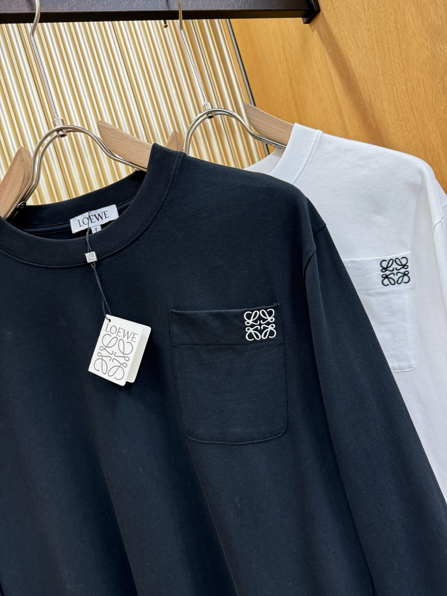 LOEWE罗意威 2025ss秋冬新品 长袖T恤，经典Logo设计，百搭款 官网同步发售 定制面料，柔软