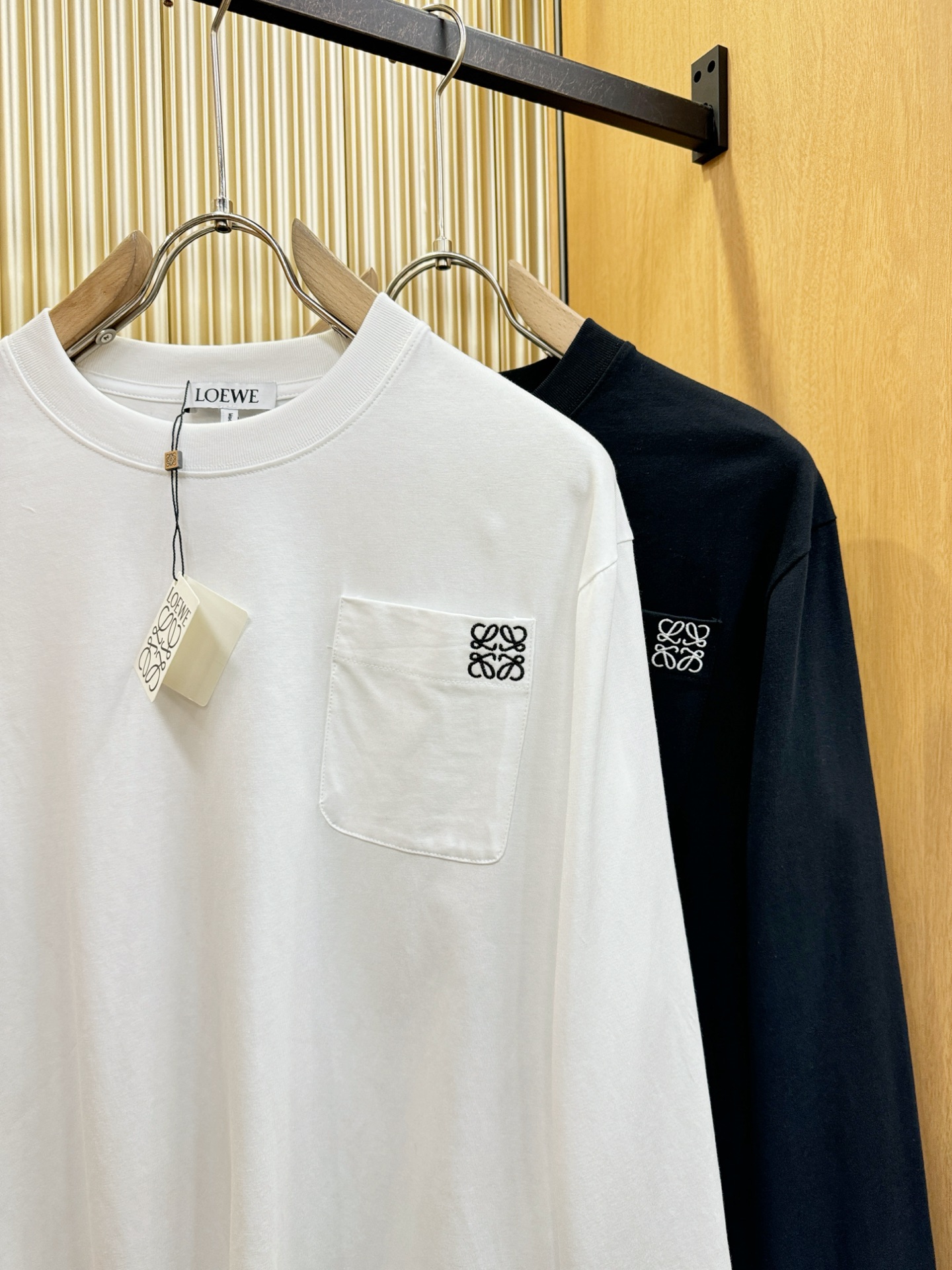 LOEWE罗意威 2025ss秋冬新品 长袖T恤，经典Logo设计，百搭款 官网同步发售 定制面料，柔软