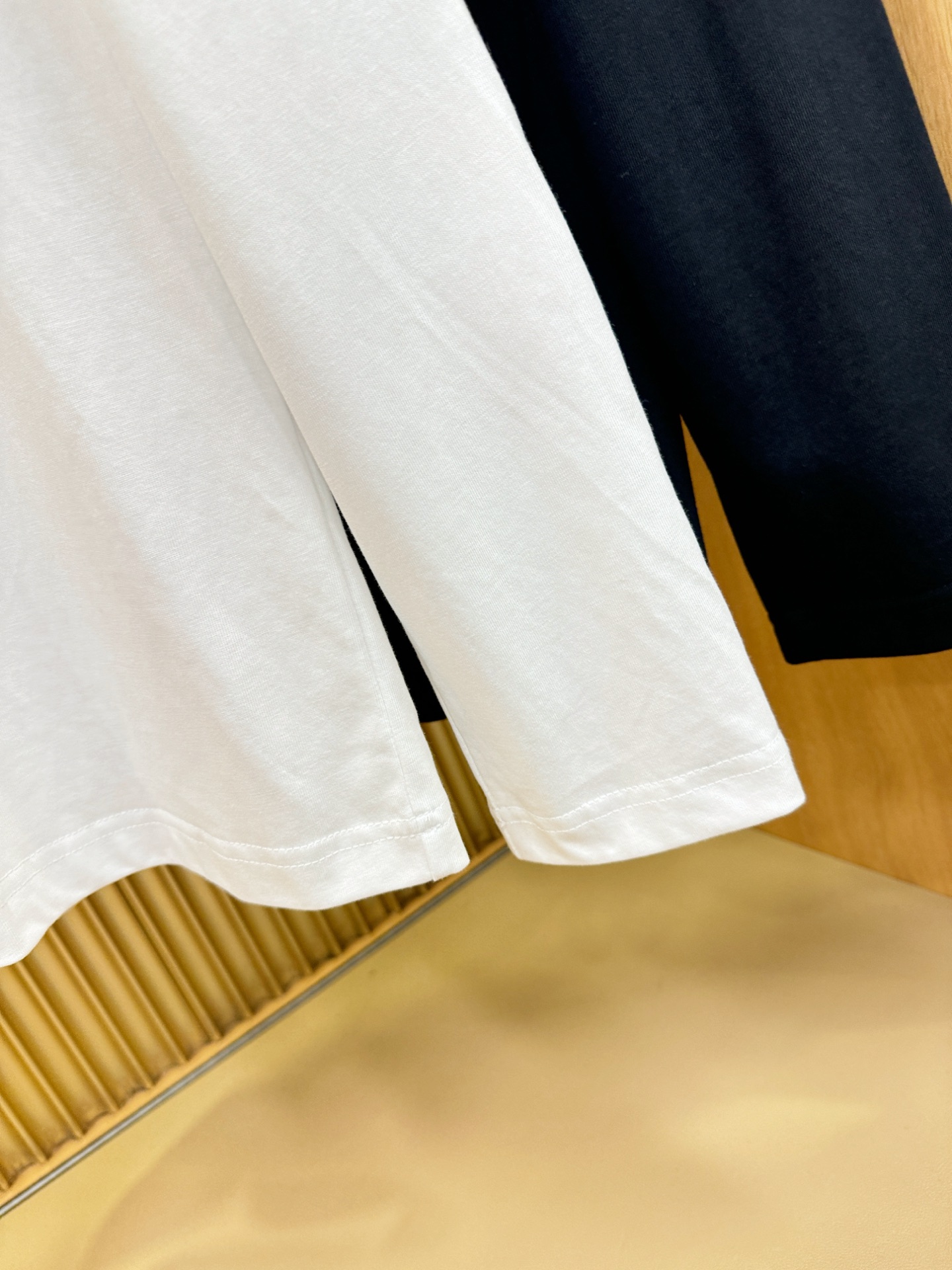 LOEWE罗意威 2025ss秋冬新品 长袖T恤，经典Logo设计，百搭款 官网同步发售 定制面料，柔软