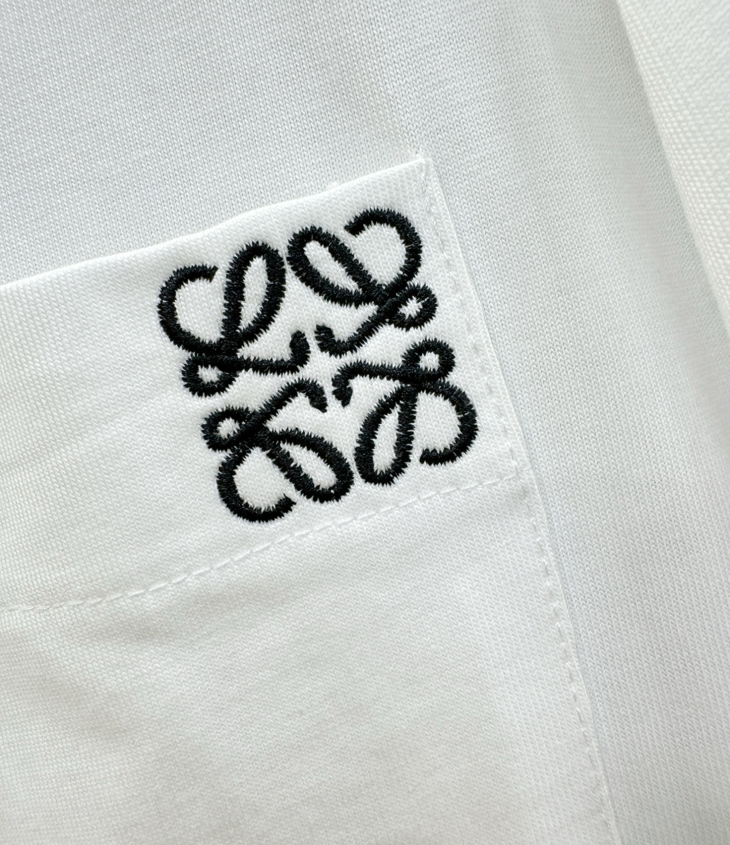 LOEWE罗意威 2025ss秋冬新品 长袖T恤，经典Logo设计，百搭款 官网同步发售 定制面料，柔软