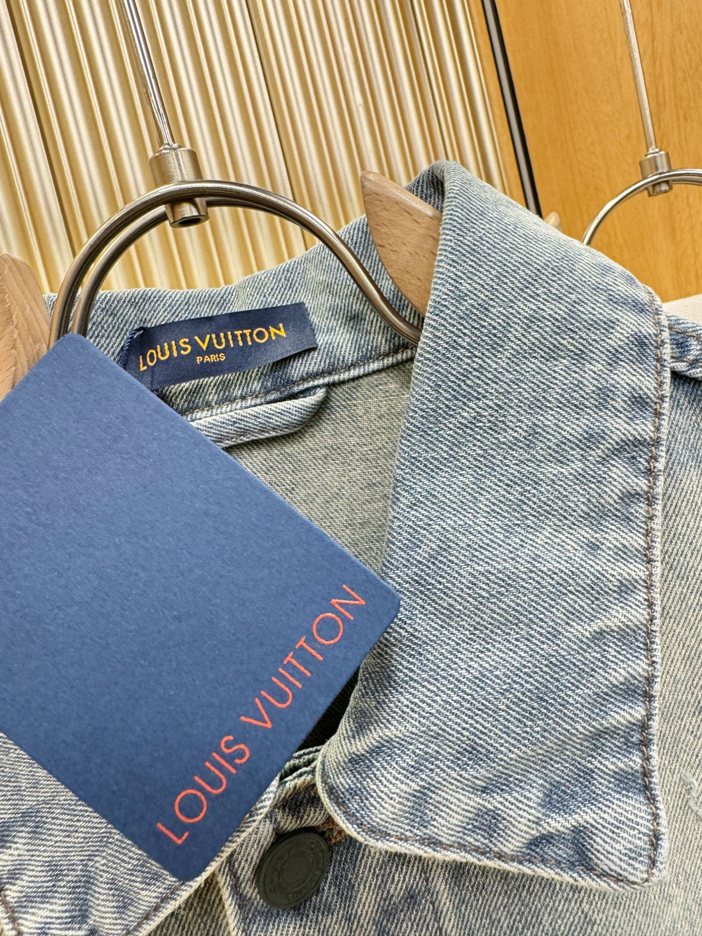 LV路易威登 2025新品男女同款牛仔外套，时装圈人气极为火热的单品，是时尚大咖们最炙手可热扭造型的必入