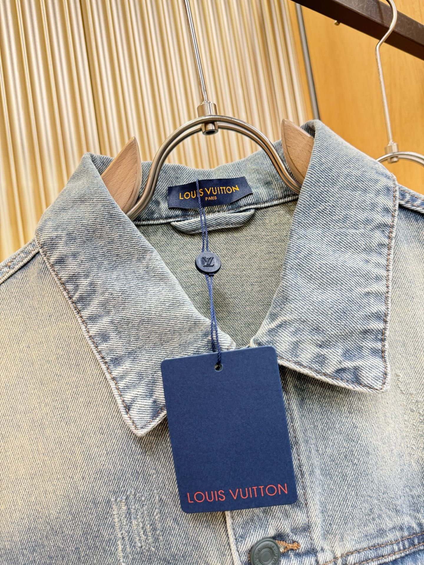 LV路易威登 2025新品男女同款牛仔外套，时装圈人气极为火热的单品，是时尚大咖们最炙手可热扭造型的必入