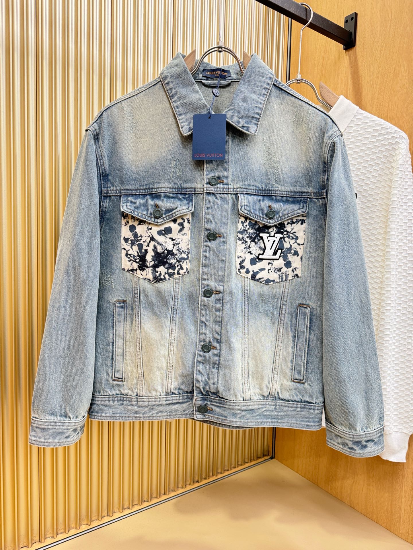 LV路易威登 2025新品男女同款牛仔外套，时装圈人气极为火热的单品，是时尚大咖们最炙手可热扭造型的必入