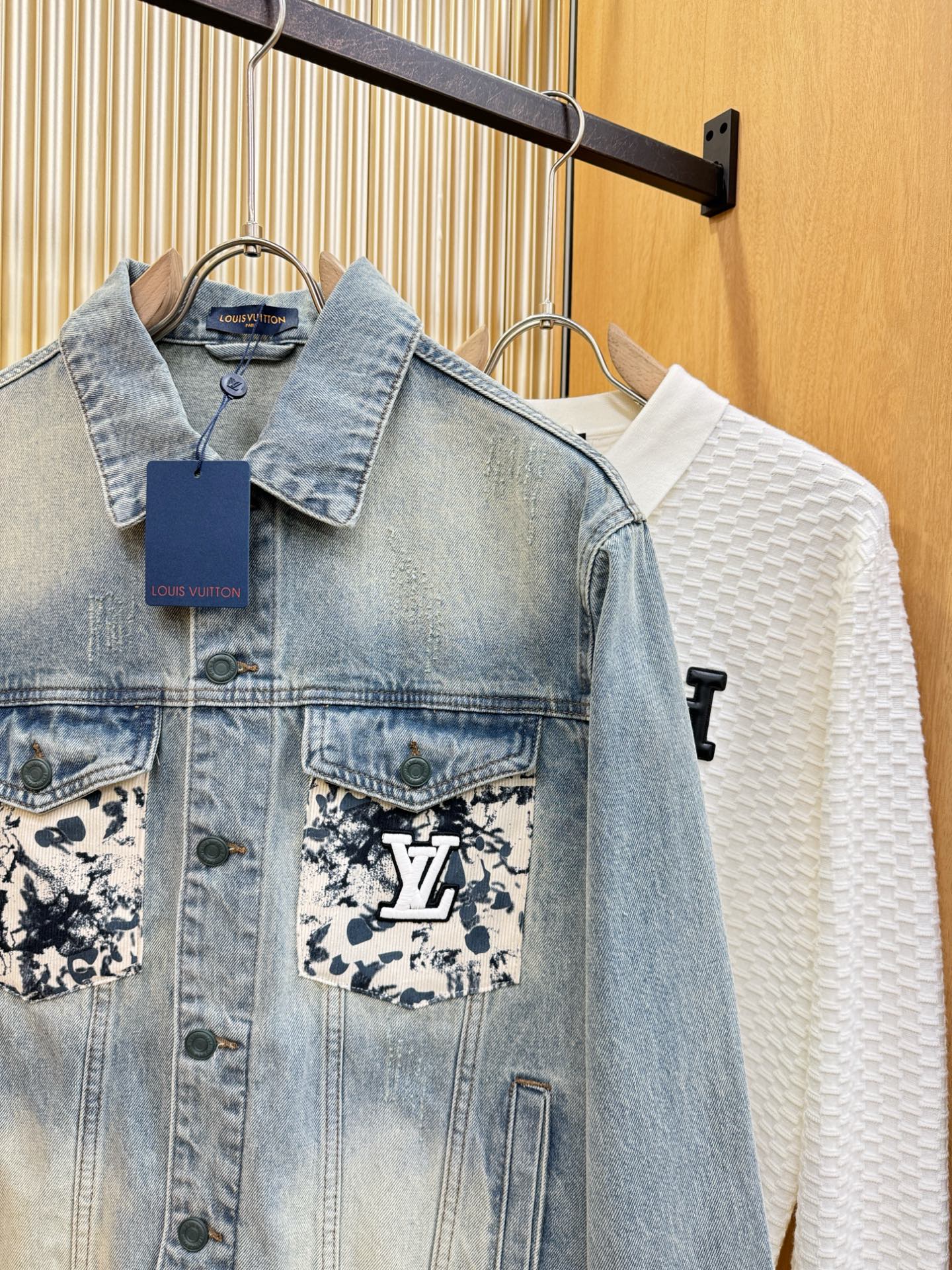 LV路易威登 2025新品男女同款牛仔外套，时装圈人气极为火热的单品，是时尚大咖们最炙手可热扭造型的必入
