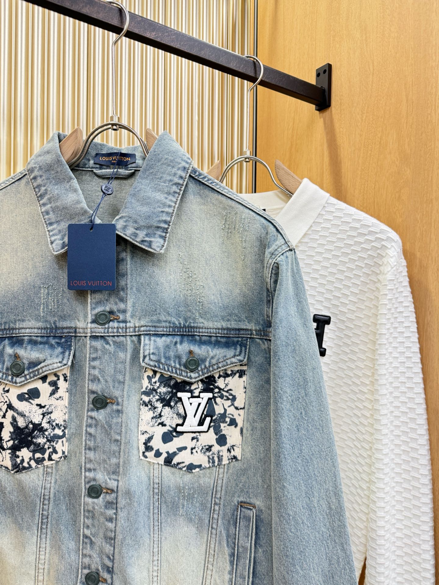 LV路易威登 2025新品男女同款牛仔外套，时装圈人气极为火热的单品，是时尚大咖们最炙手可热扭造型的必入
