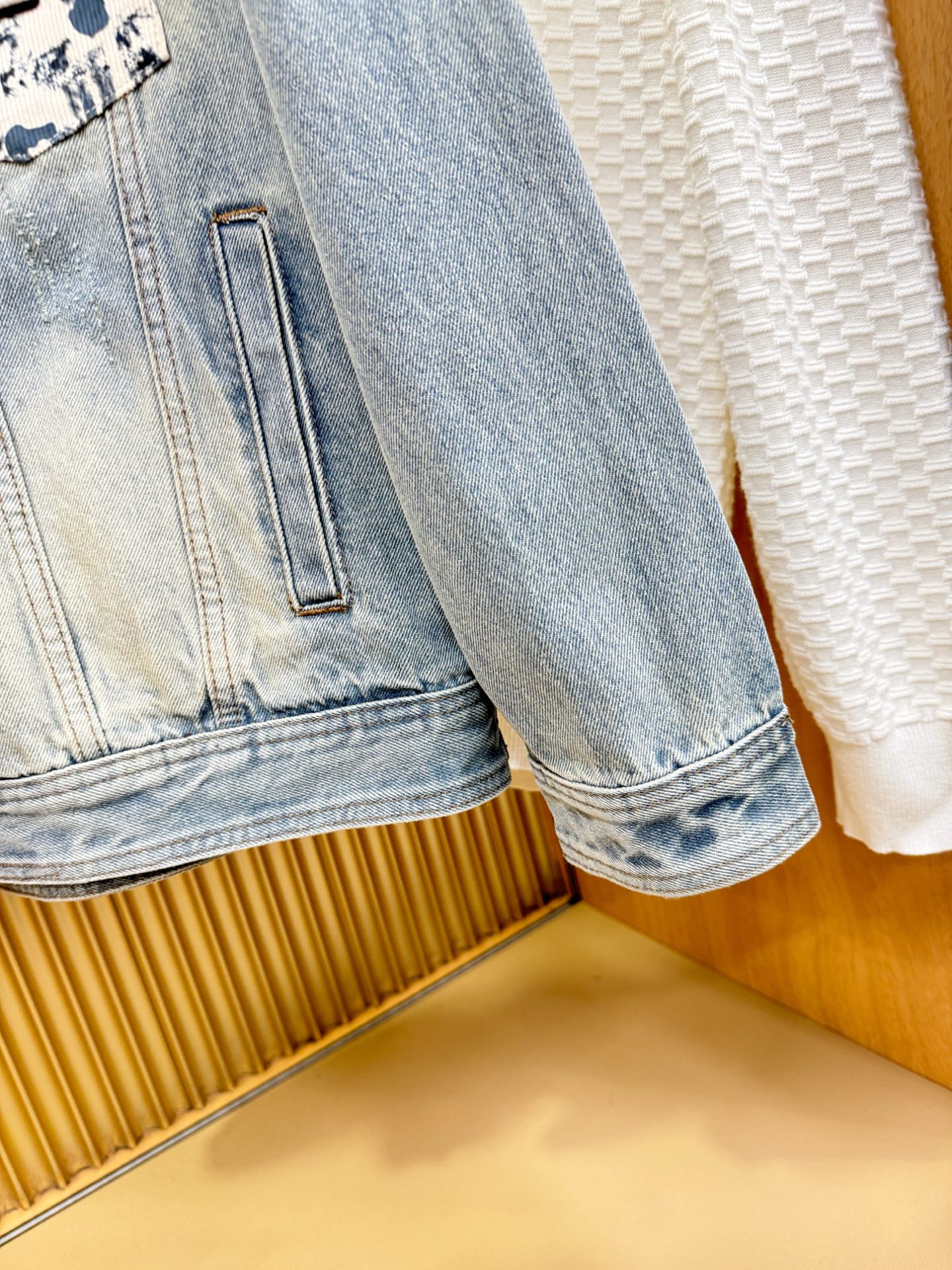 LV路易威登 2025新品男女同款牛仔外套，时装圈人气极为火热的单品，是时尚大咖们最炙手可热扭造型的必入