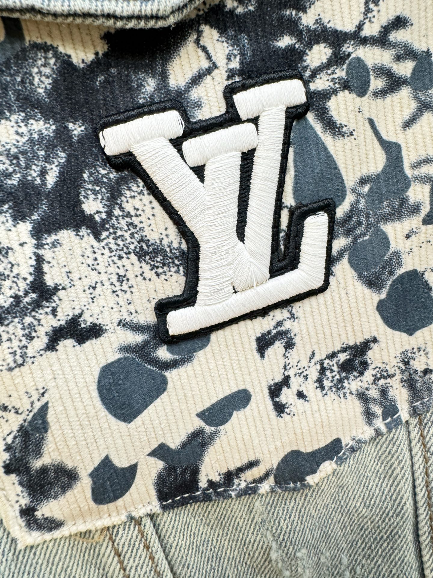 LV路易威登 2025新品男女同款牛仔外套，时装圈人气极为火热的单品，是时尚大咖们最炙手可热扭造型的必入