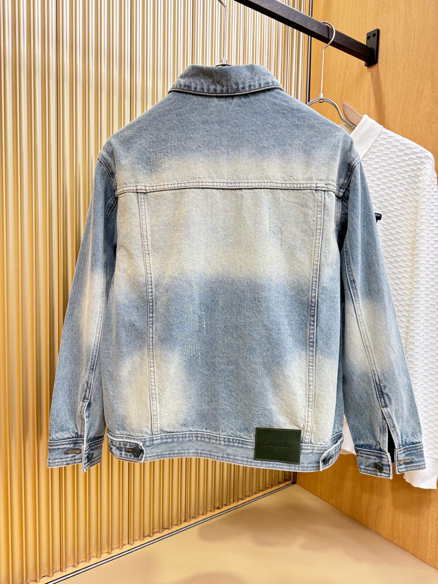 LV路易威登 2025新品男女同款牛仔外套，时装圈人气极为火热的单品，是时尚大咖们最炙手可热扭造型的必入