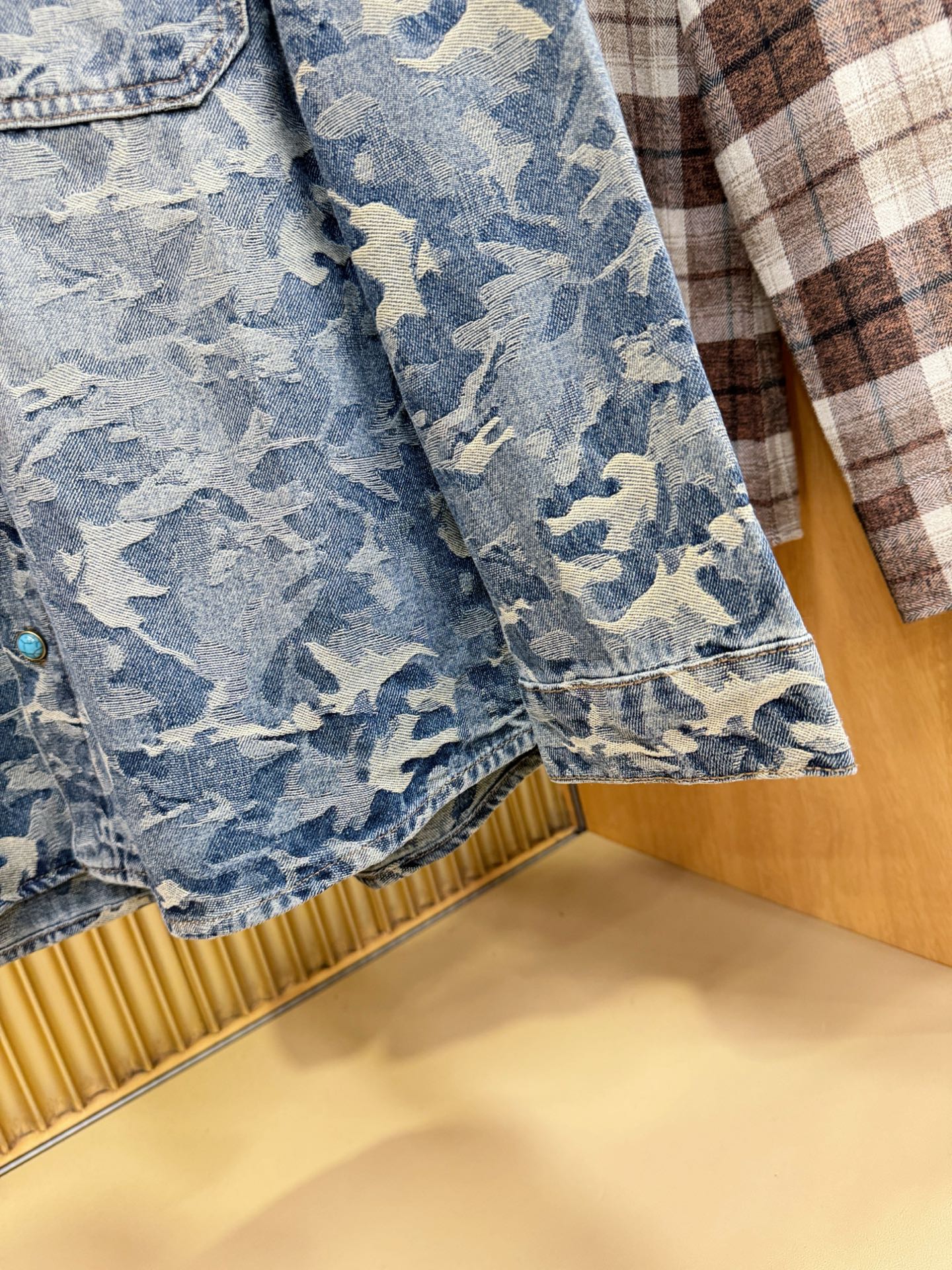 LV路易威登 2025春夏新品牛仔衬衫，时装圈人气极为火热的单品，是时尚大咖们最炙手可热扭造型的必入尤物