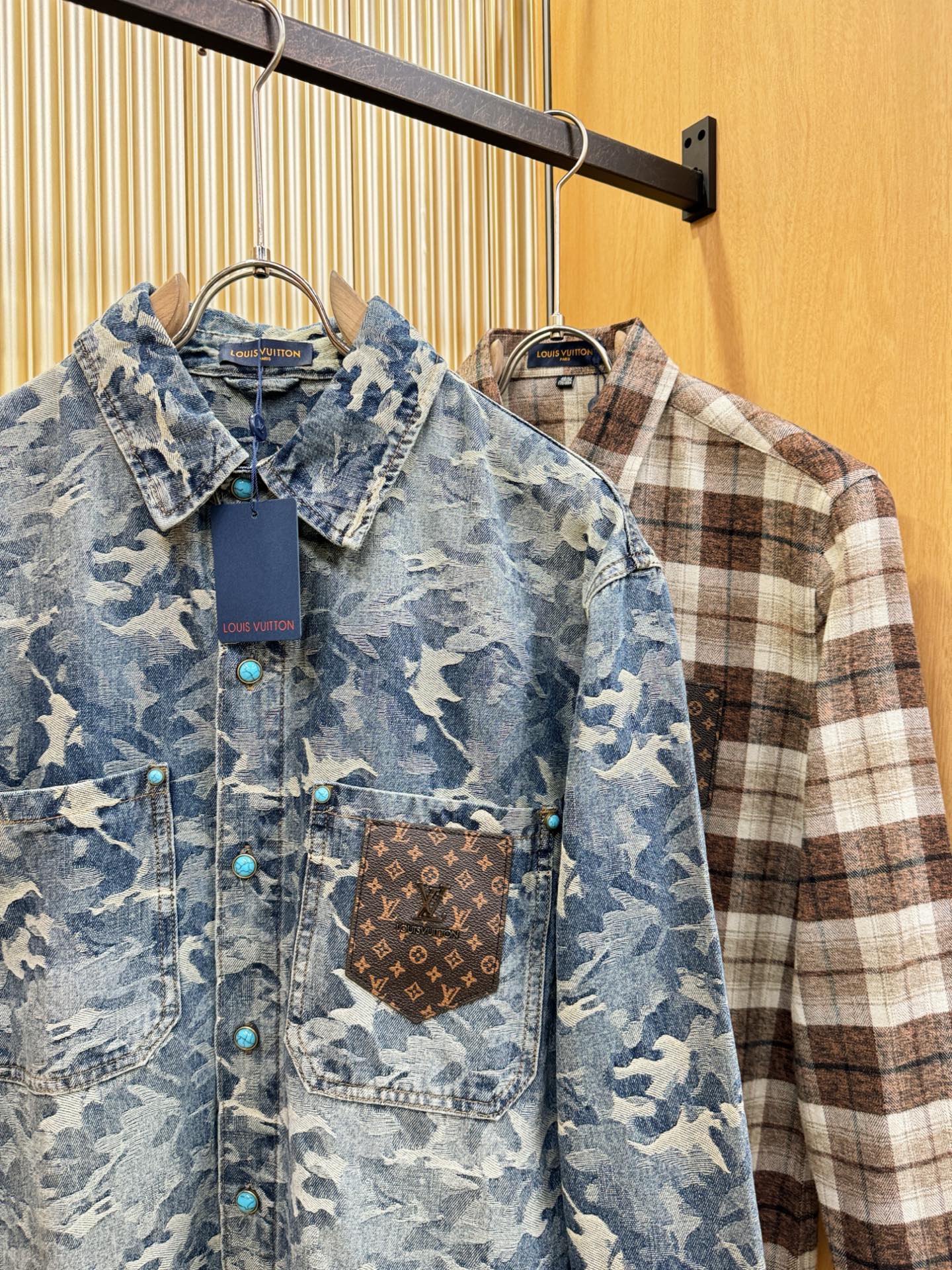 LV路易威登 2025春夏新品牛仔衬衫，时装圈人气极为火热的单品，是时尚大咖们最炙手可热扭造型的必入尤物