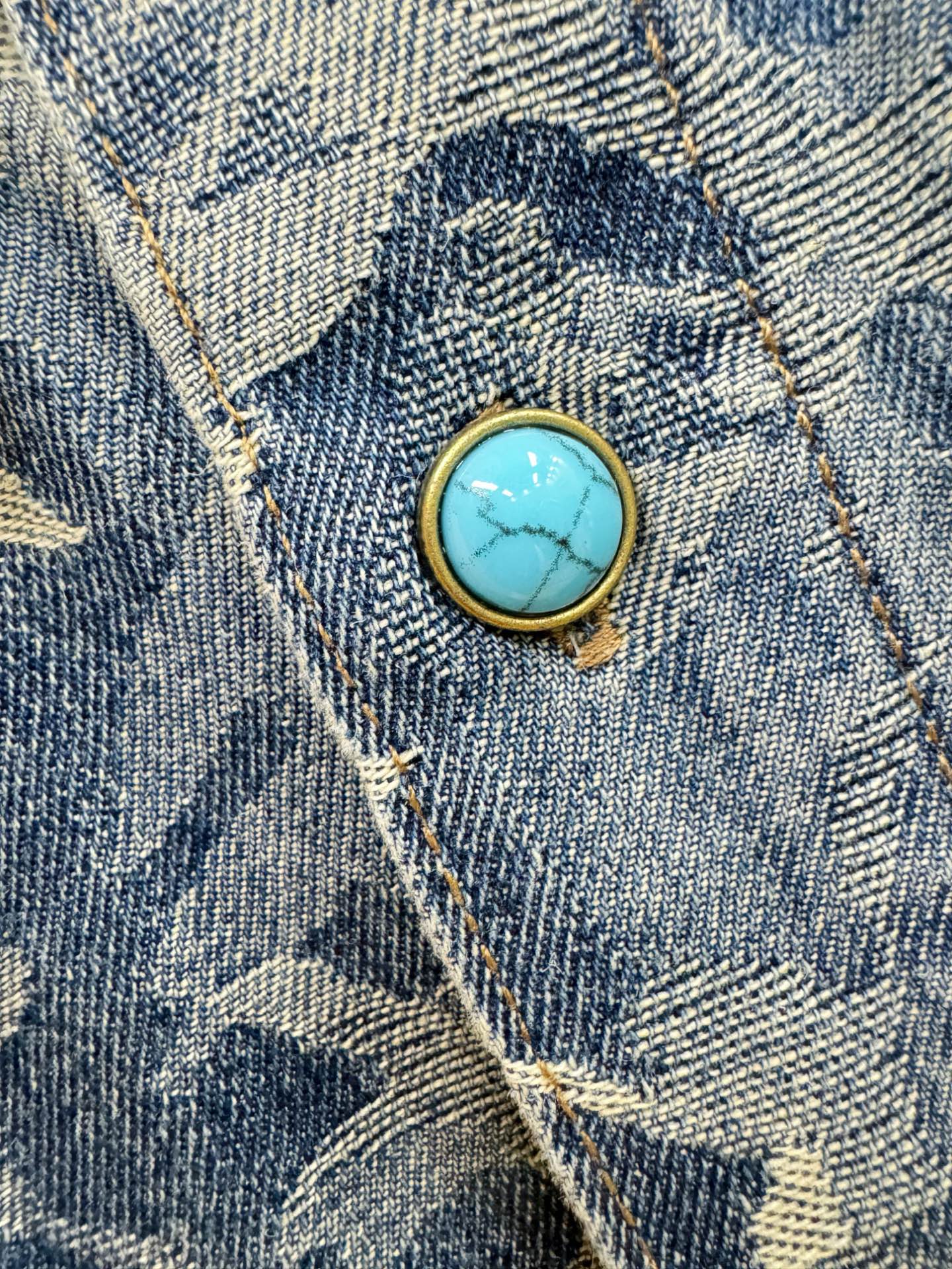 LV路易威登 2025春夏新品牛仔衬衫，时装圈人气极为火热的单品，是时尚大咖们最炙手可热扭造型的必入尤物