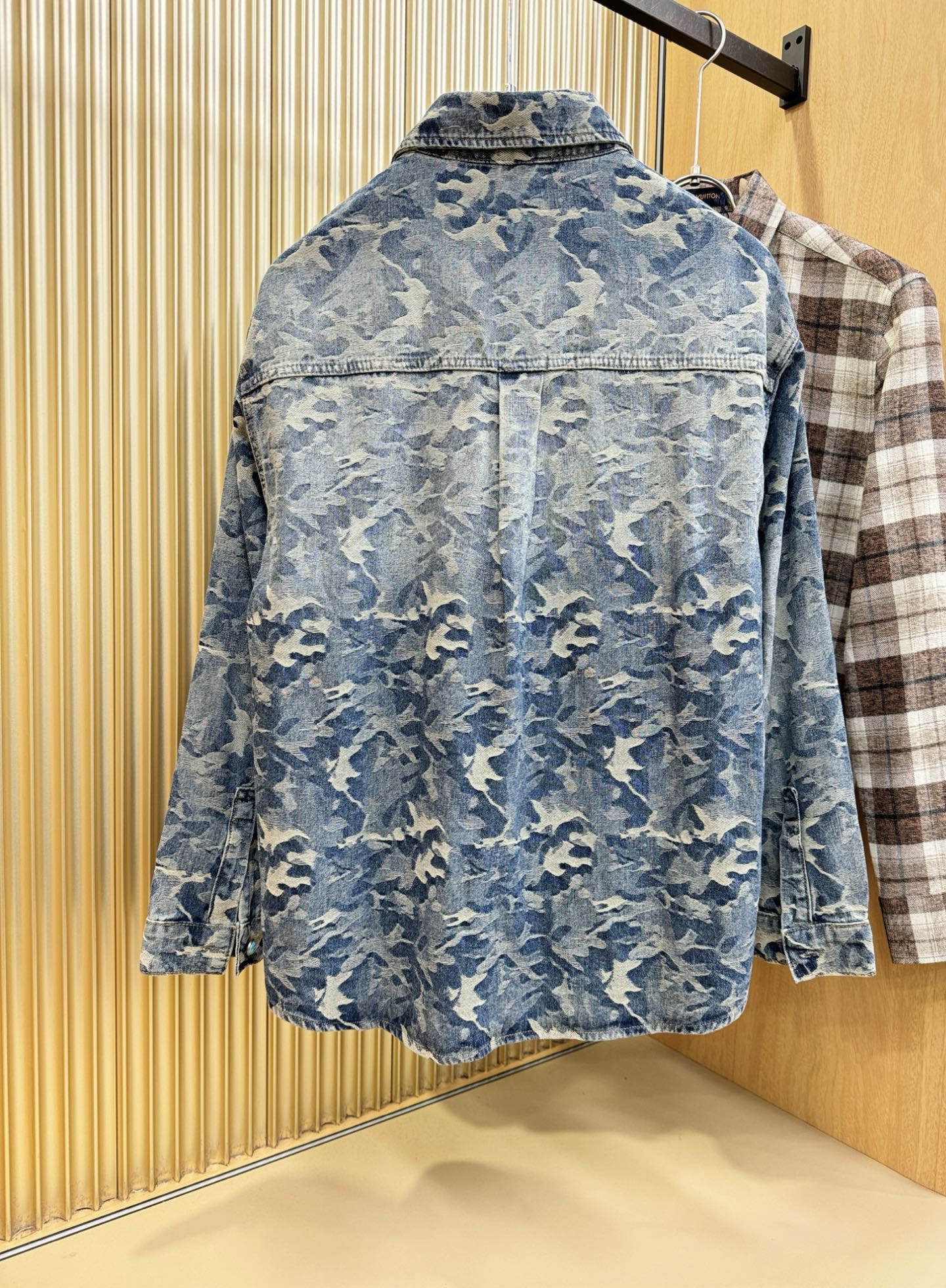 LV路易威登 2025春夏新品牛仔衬衫，时装圈人气极为火热的单品，是时尚大咖们最炙手可热扭造型的必入尤物