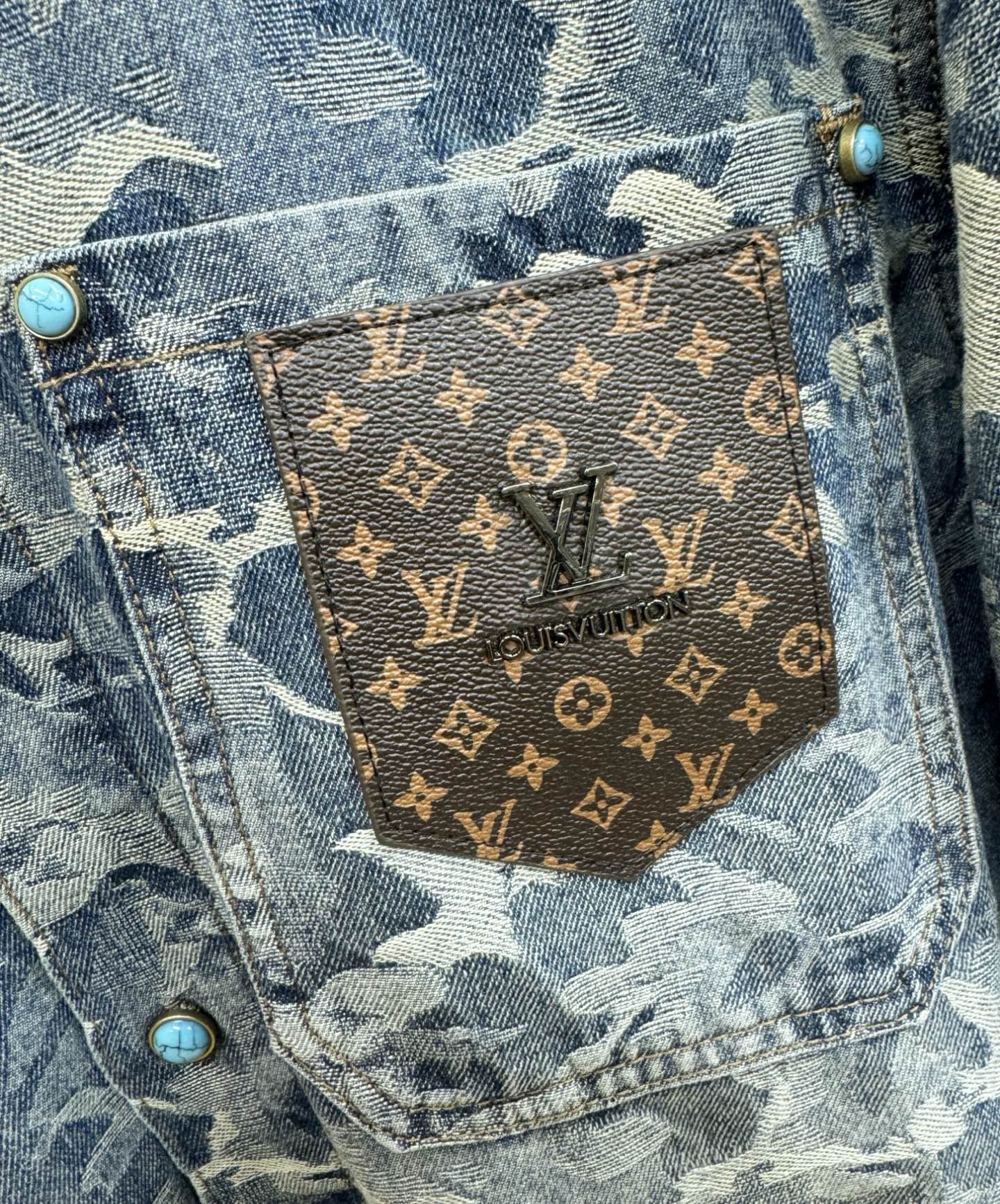 LV路易威登 2025春夏新品牛仔衬衫，时装圈人气极为火热的单品，是时尚大咖们最炙手可热扭造型的必入尤物