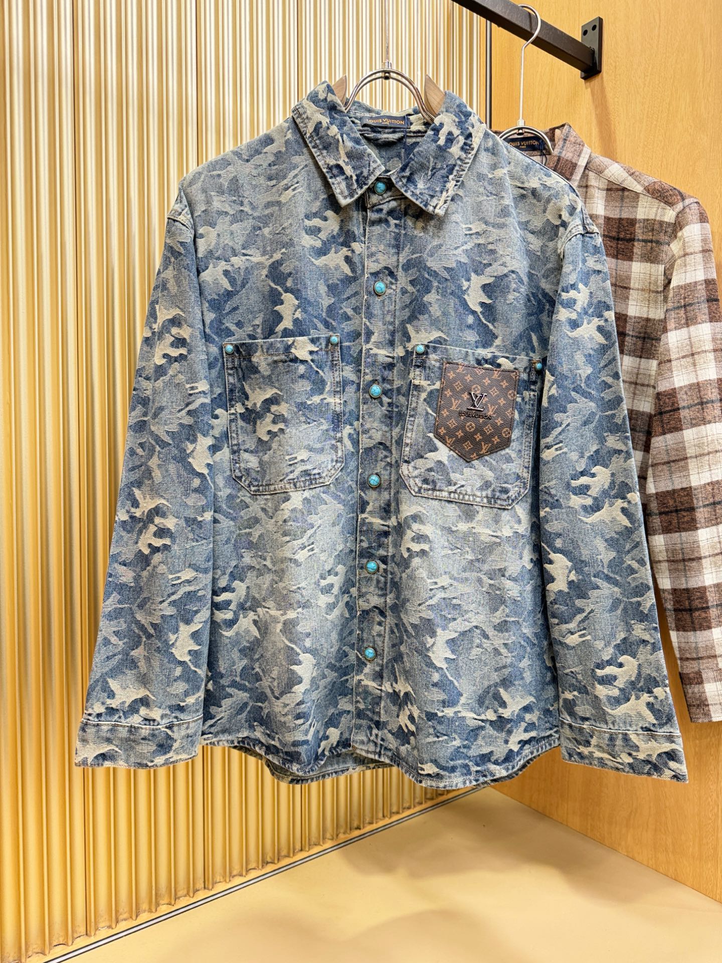 LV路易威登 2025春夏新品牛仔衬衫，时装圈人气极为火热的单品，是时尚大咖们最炙手可热扭造型的必入尤物