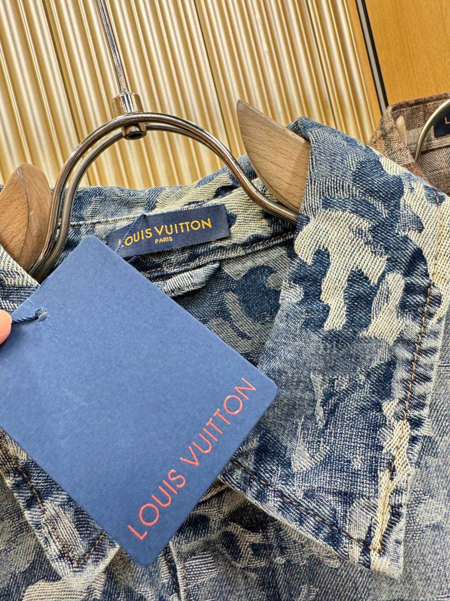 LV路易威登 2025春夏新品牛仔衬衫，时装圈人气极为火热的单品，是时尚大咖们最炙手可热扭造型的必入尤物