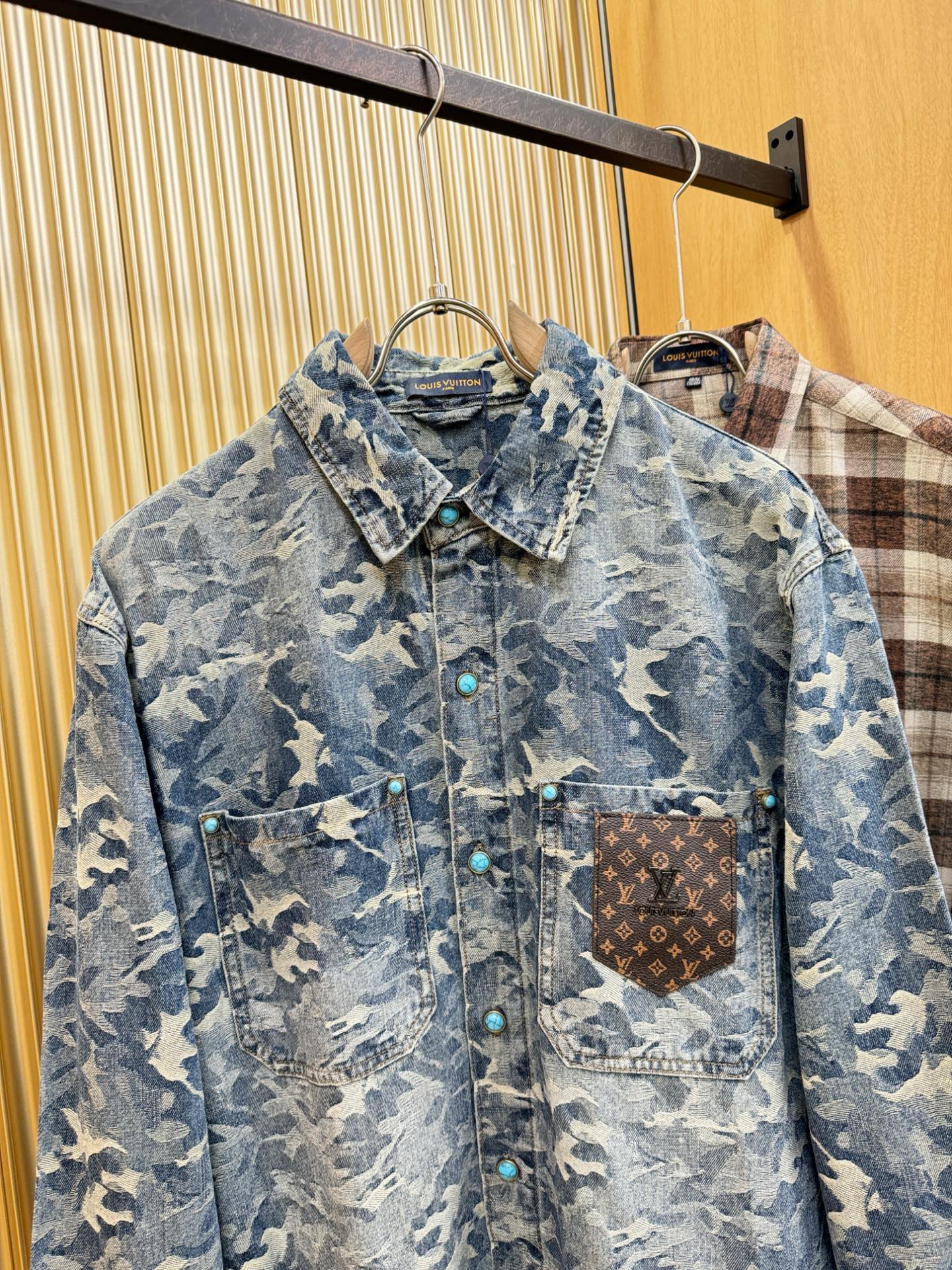 LV路易威登 2025春夏新品牛仔衬衫，时装圈人气极为火热的单品，是时尚大咖们最炙手可热扭造型的必入尤物