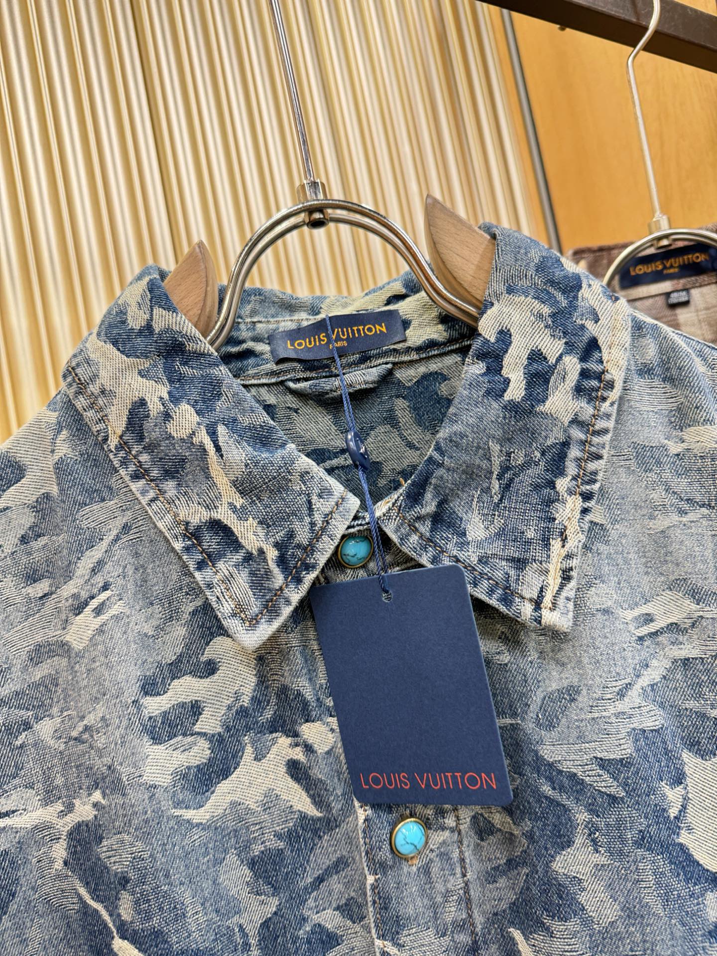 LV路易威登 2025春夏新品牛仔衬衫，时装圈人气极为火热的单品，是时尚大咖们最炙手可热扭造型的必入尤物